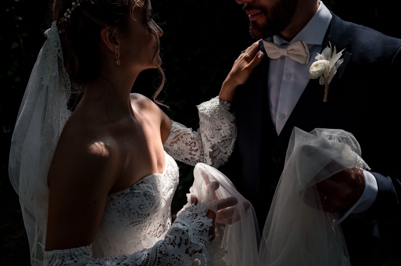 Detalle íntimo de novios abrazados