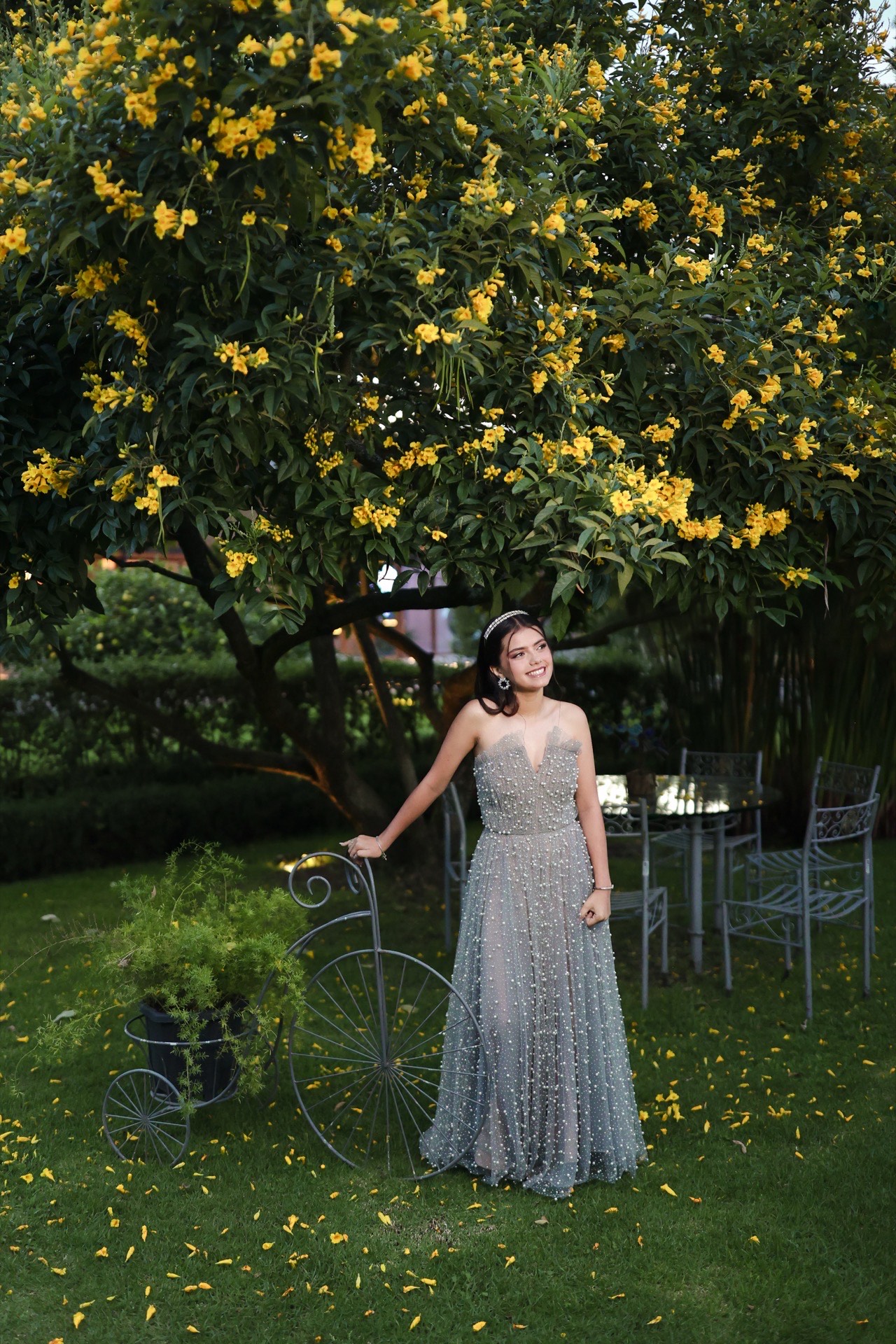 Quinceañera posando en los jardines