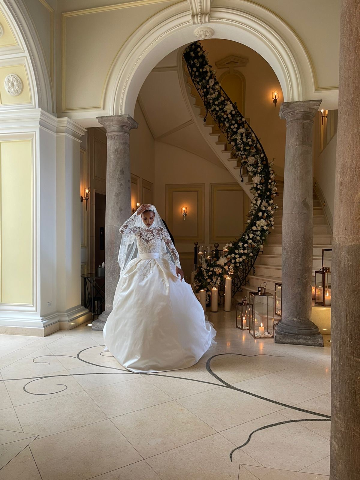 Pareja de novios en ceremonia elegante