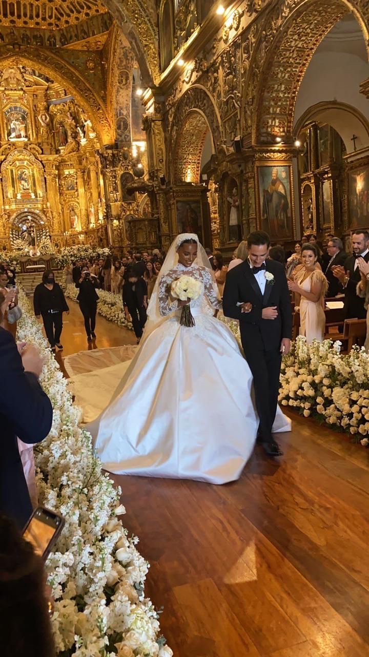 Novios celebrando su primer baile con lluvia de chispas