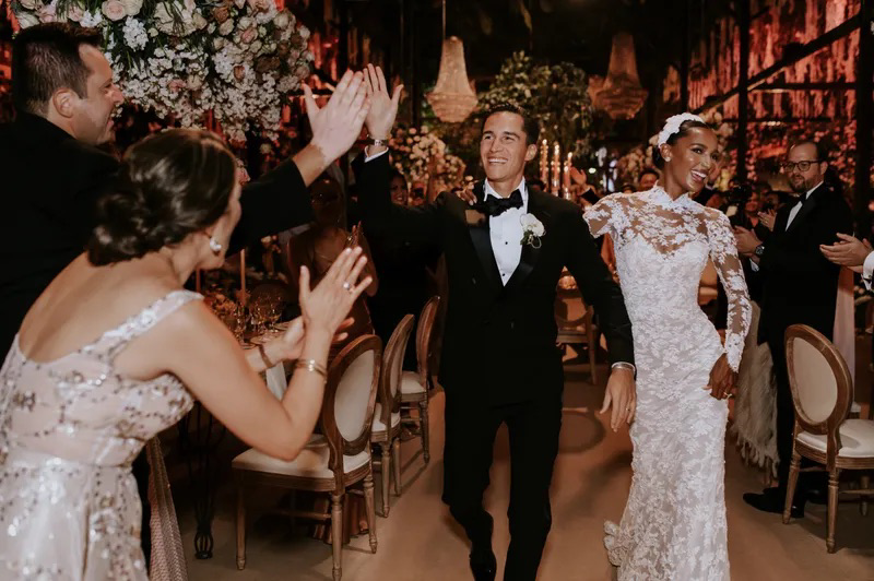 Novios celebrando entrada a la recepción con aplausos