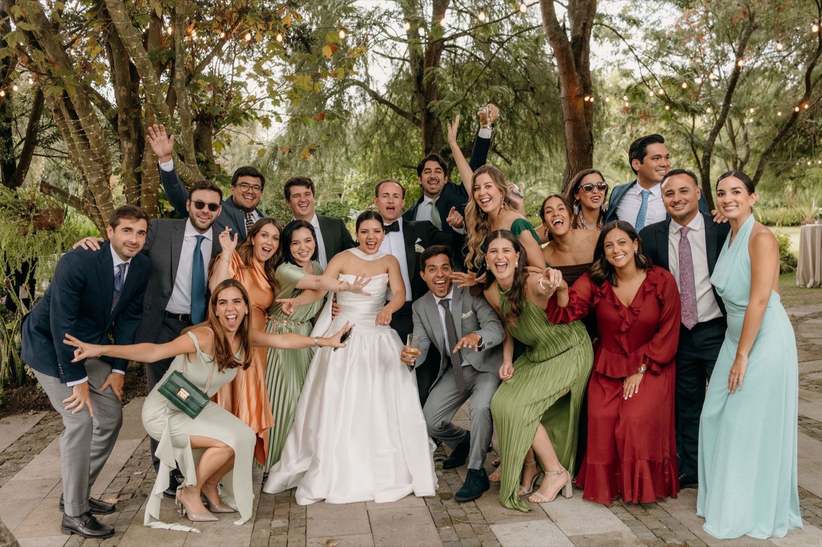 Cortejo de bodas posando en el jardín