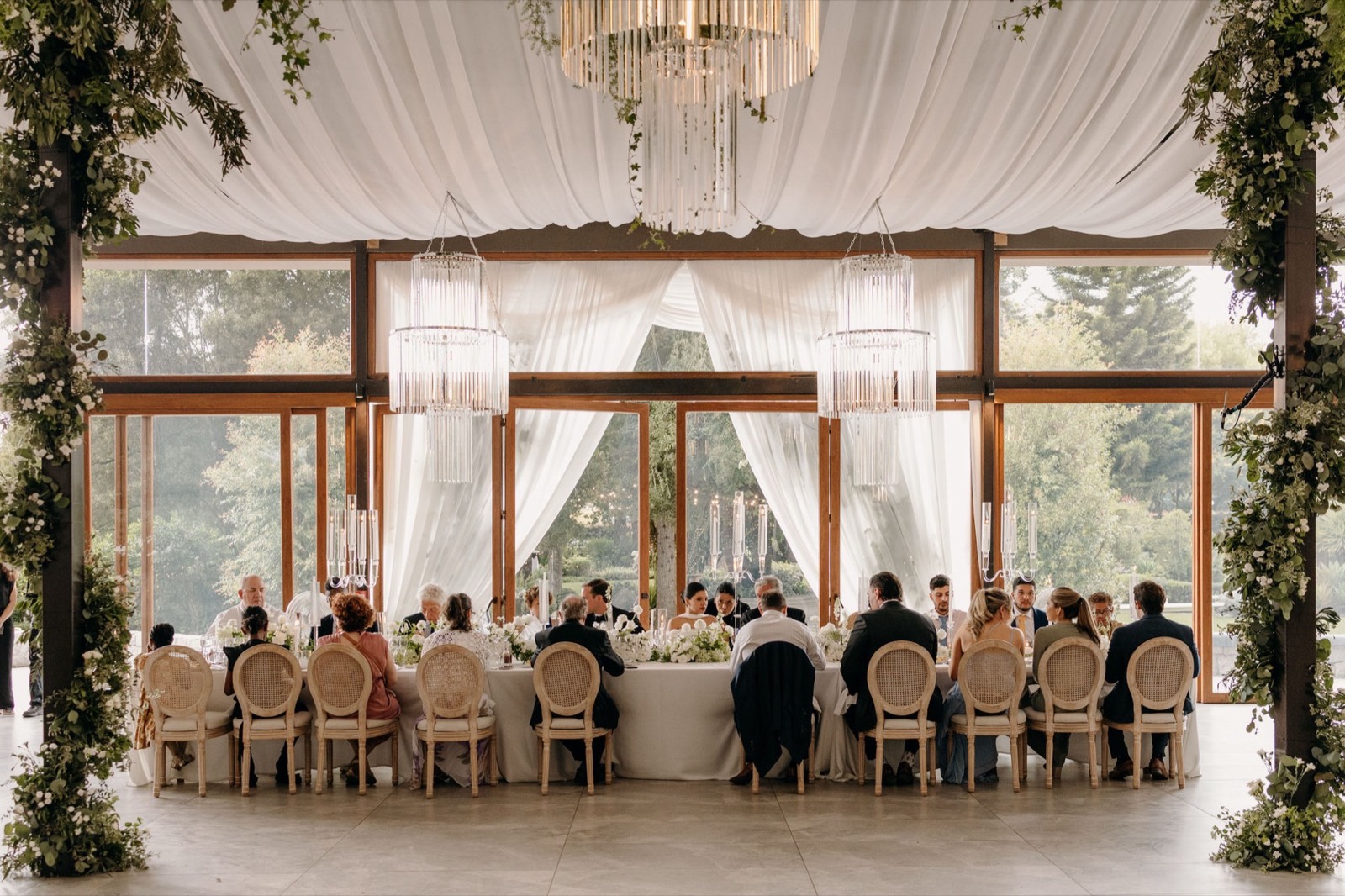 Salón de recepción con techos de cristal y candelabros