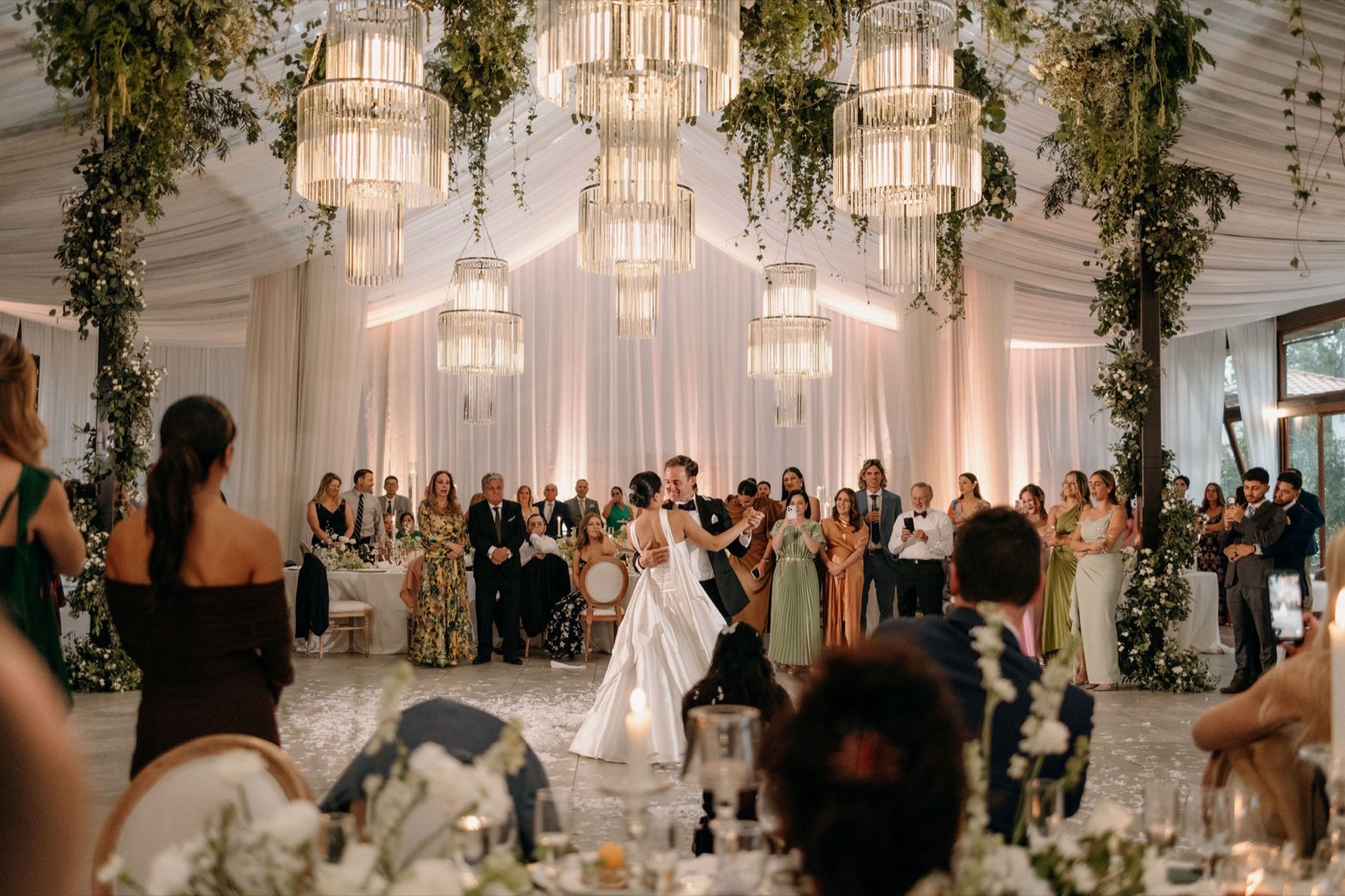 Invitados bailando en la recepción