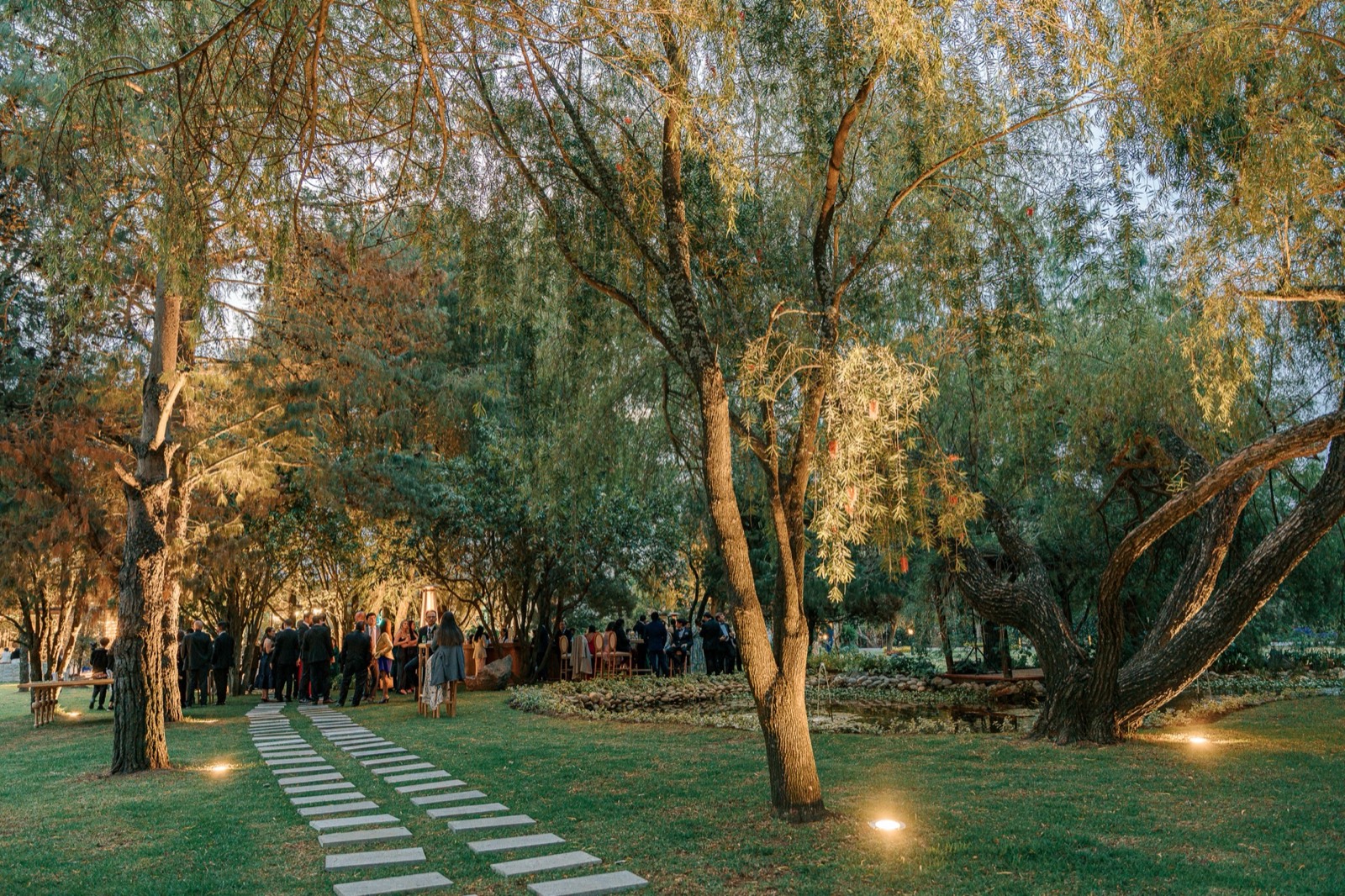 Camino de jardín iluminado al atardecer en Villa Pietra