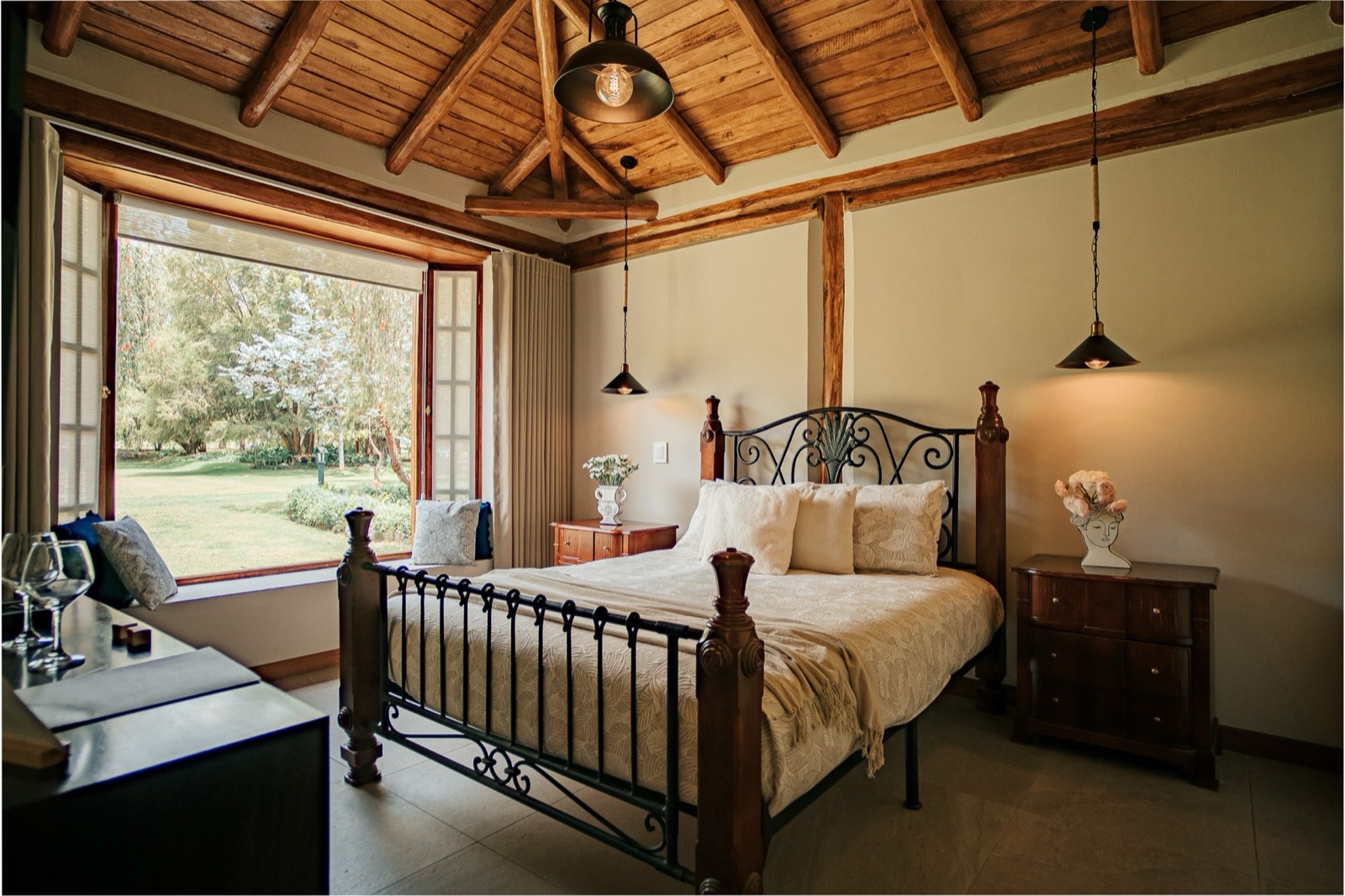 Sala de estar con chimenea en Villa Pietra