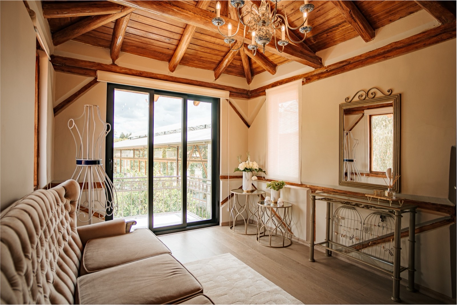 Sala con chimenea y mecedora en Villa Pietra