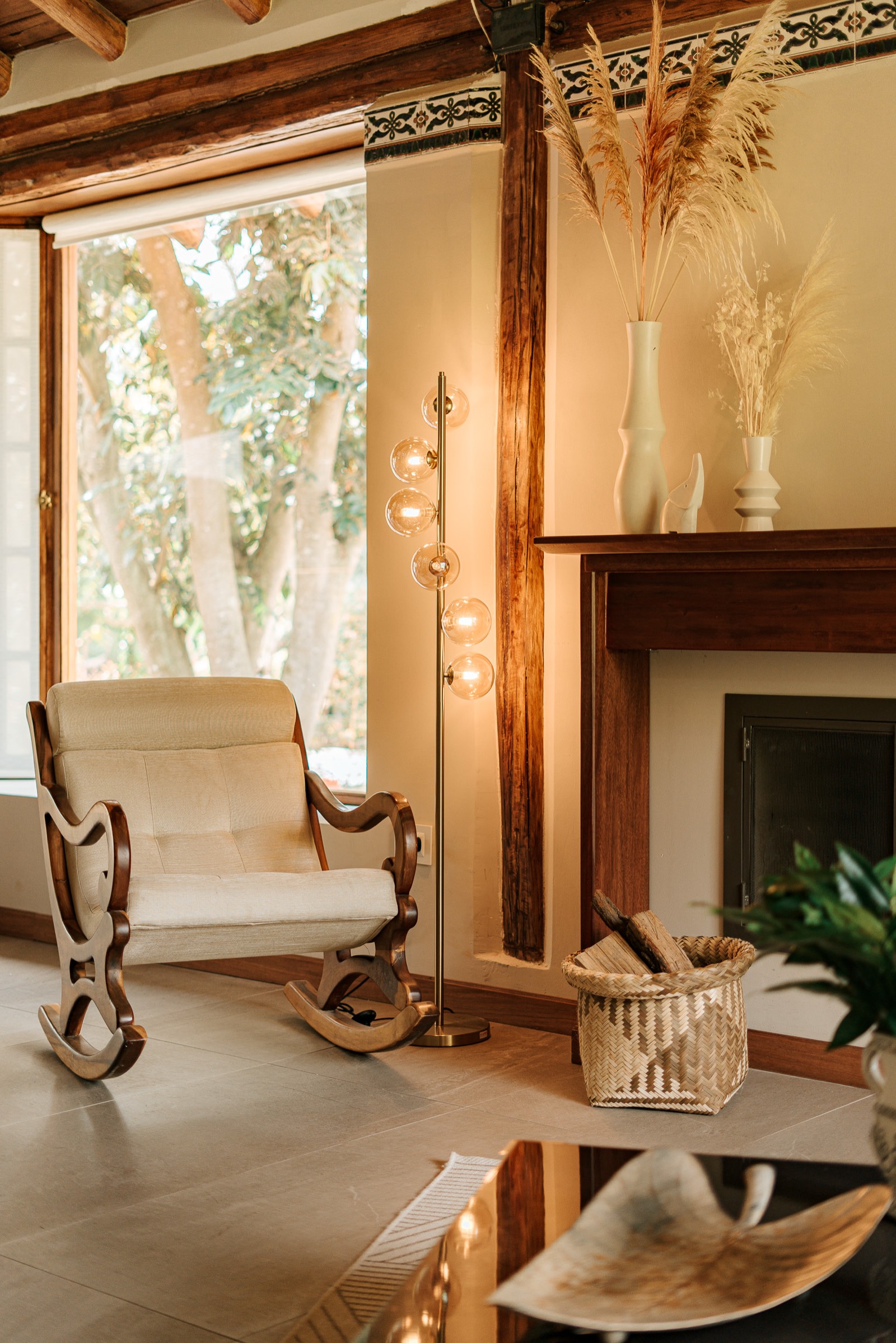 Sala interior con chimenea y sillón en Villa Pietra