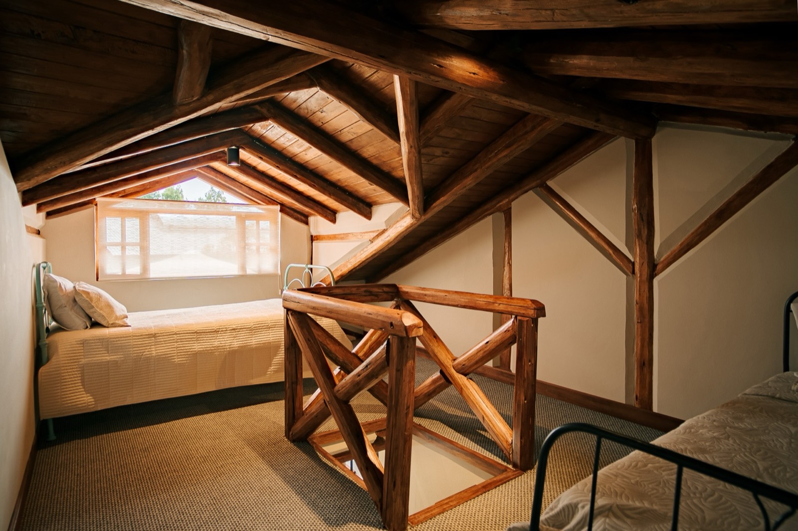 Loft con vigas de madera en Villa Pietra