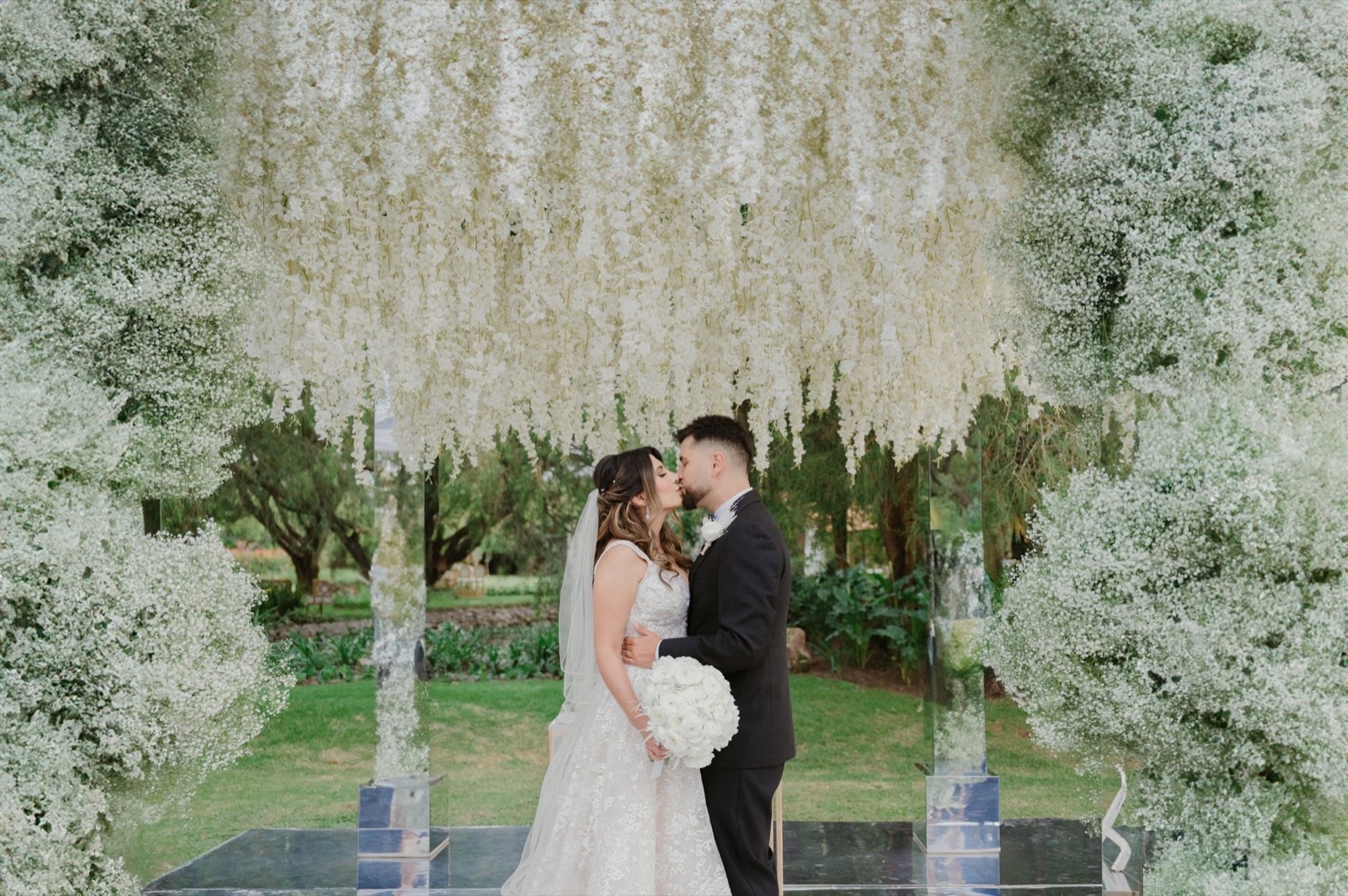 Novios entrando entre pétalos de flores