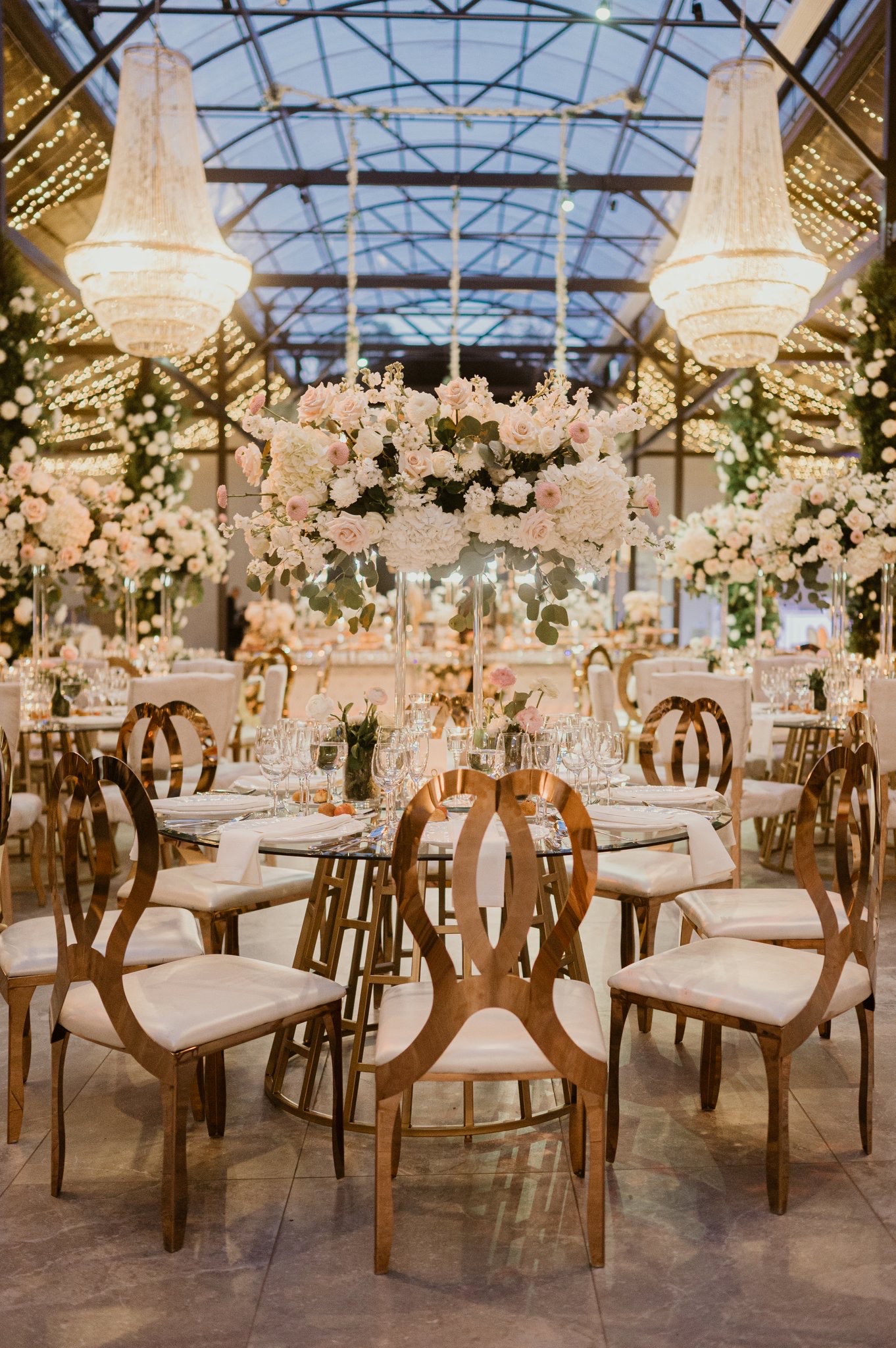 Recepción con mesas y candelabros florales