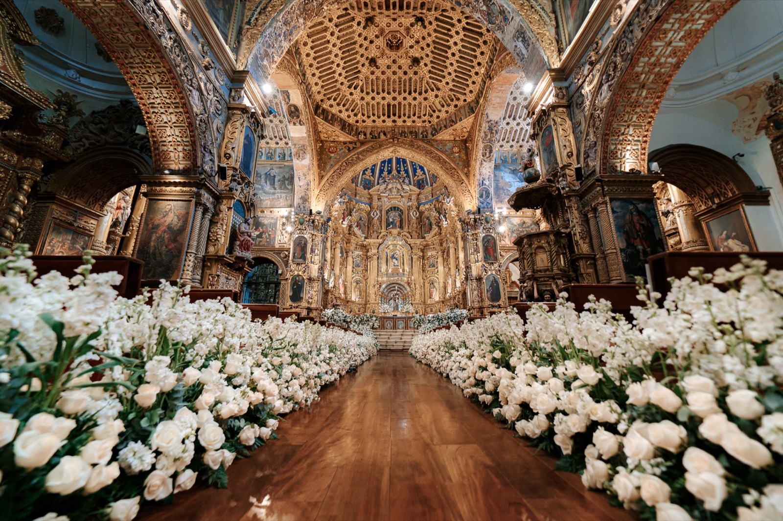 Ceremonia en iglesia histórica de Quito