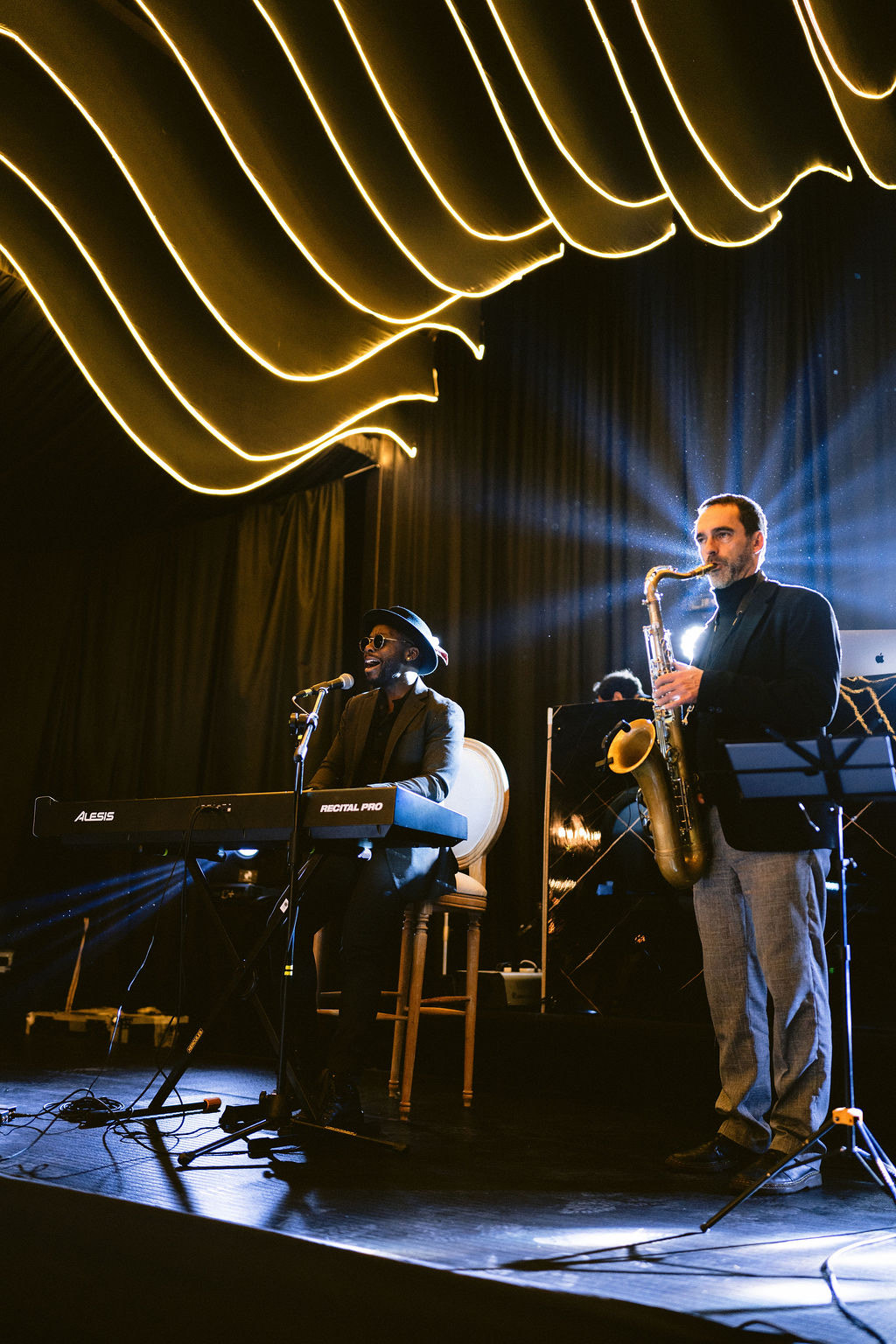 Saxofonista y músicos en vivo en fiesta privada