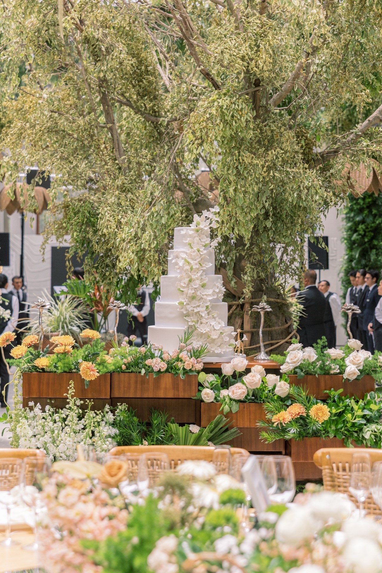 Tótem floral en jardín de recepción