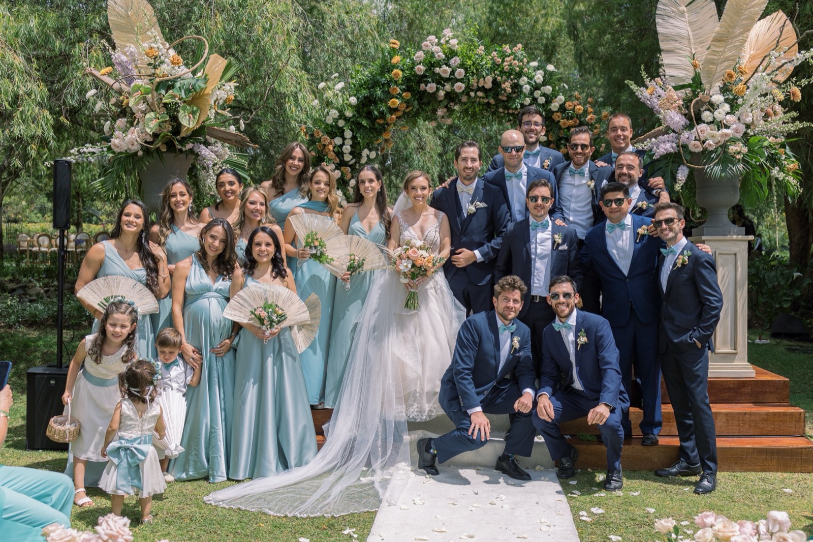 Retrato de novios en el jardín