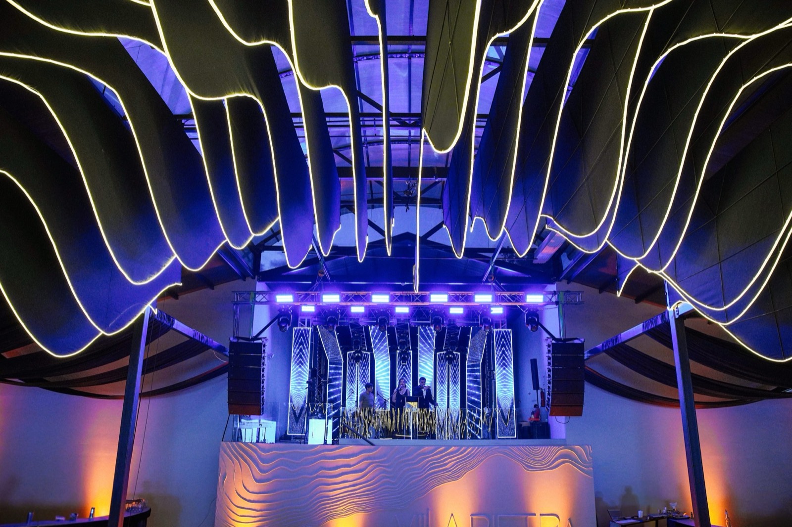 Escenario y producción de DJ en evento corporativo