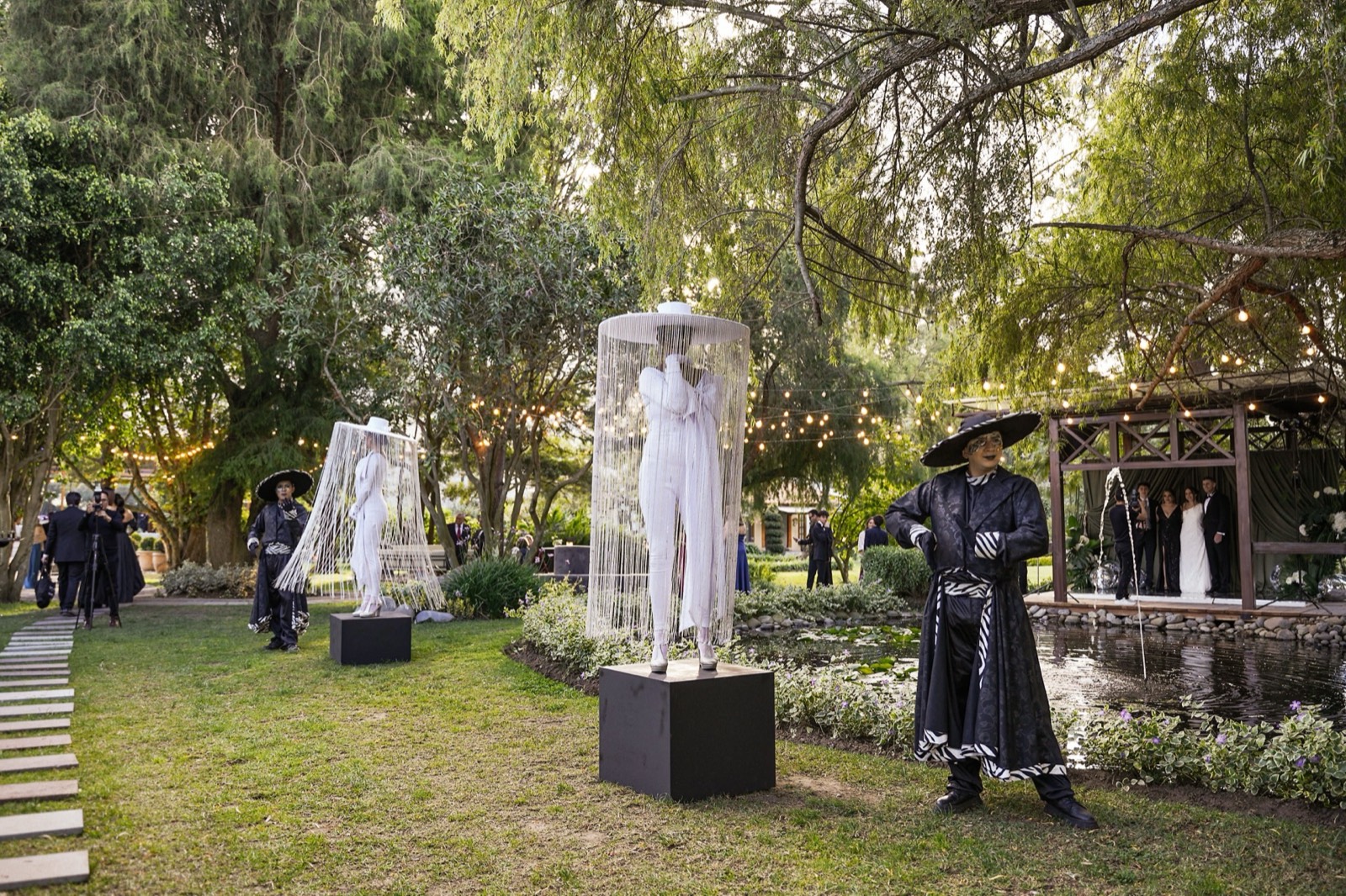 Performance artístico en jardín durante fiesta privada