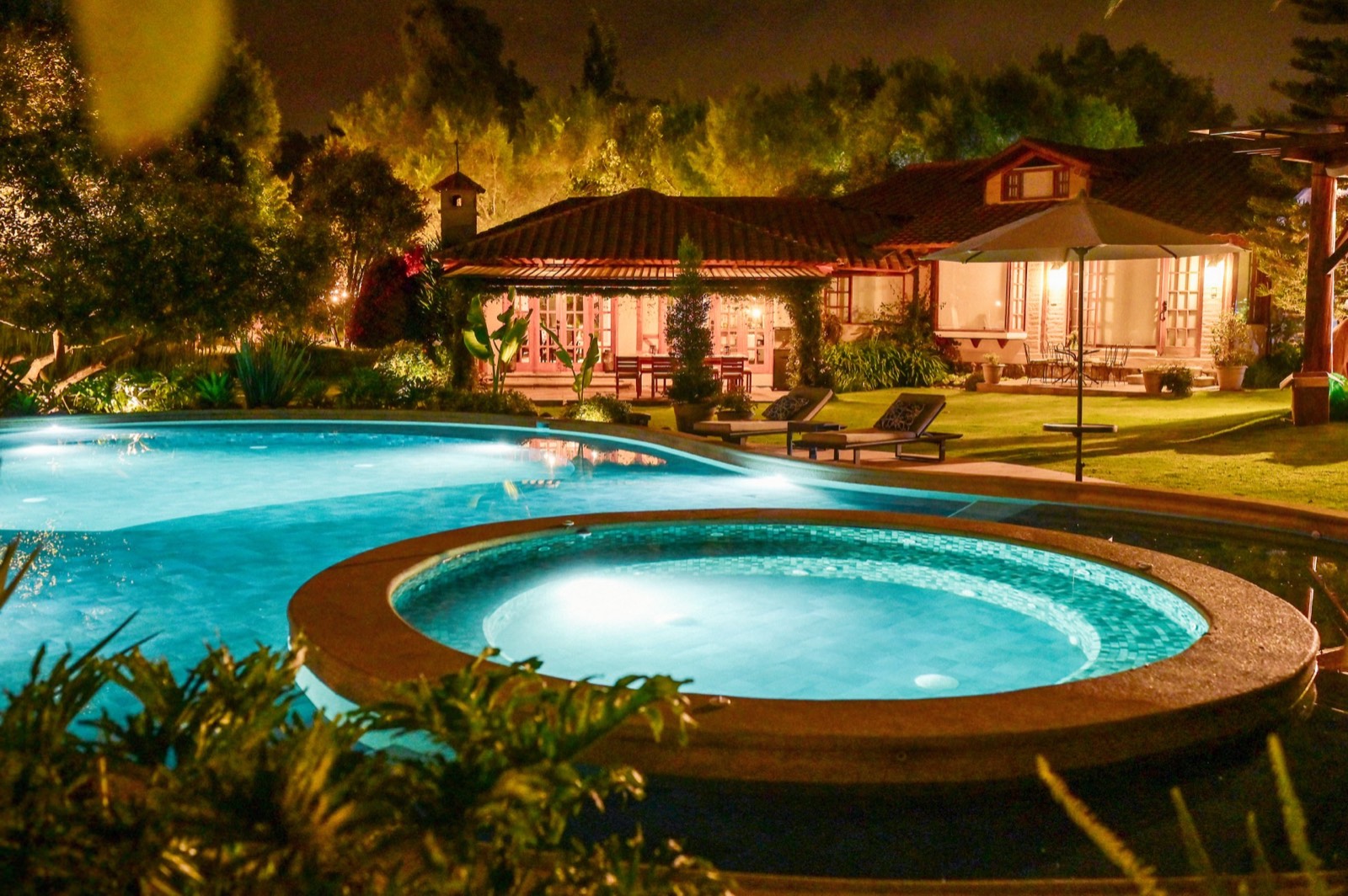 Piscina y jacuzzi de Villa Pietra al atardecer