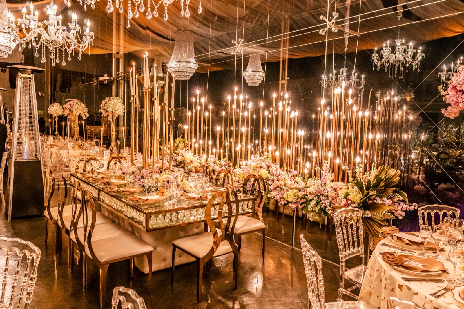 Salón de recepción con lámparas colgantes
