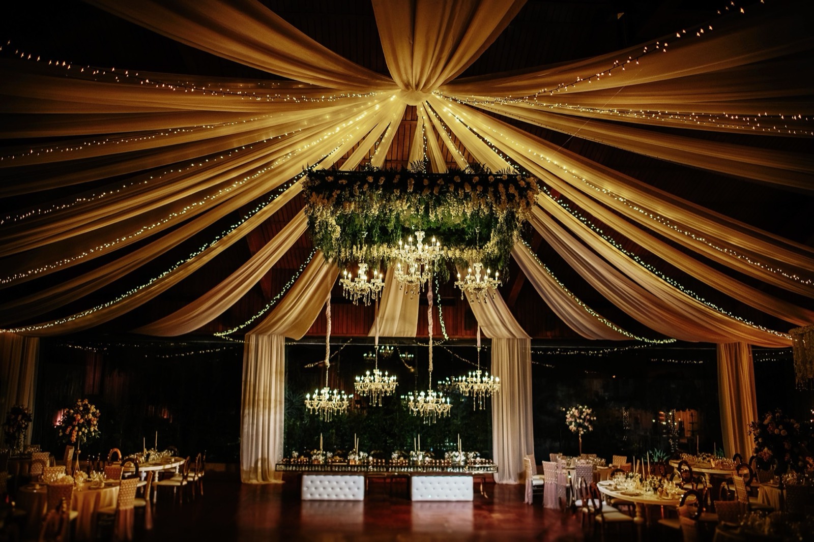 Carpa de recepción con drapeados dorados