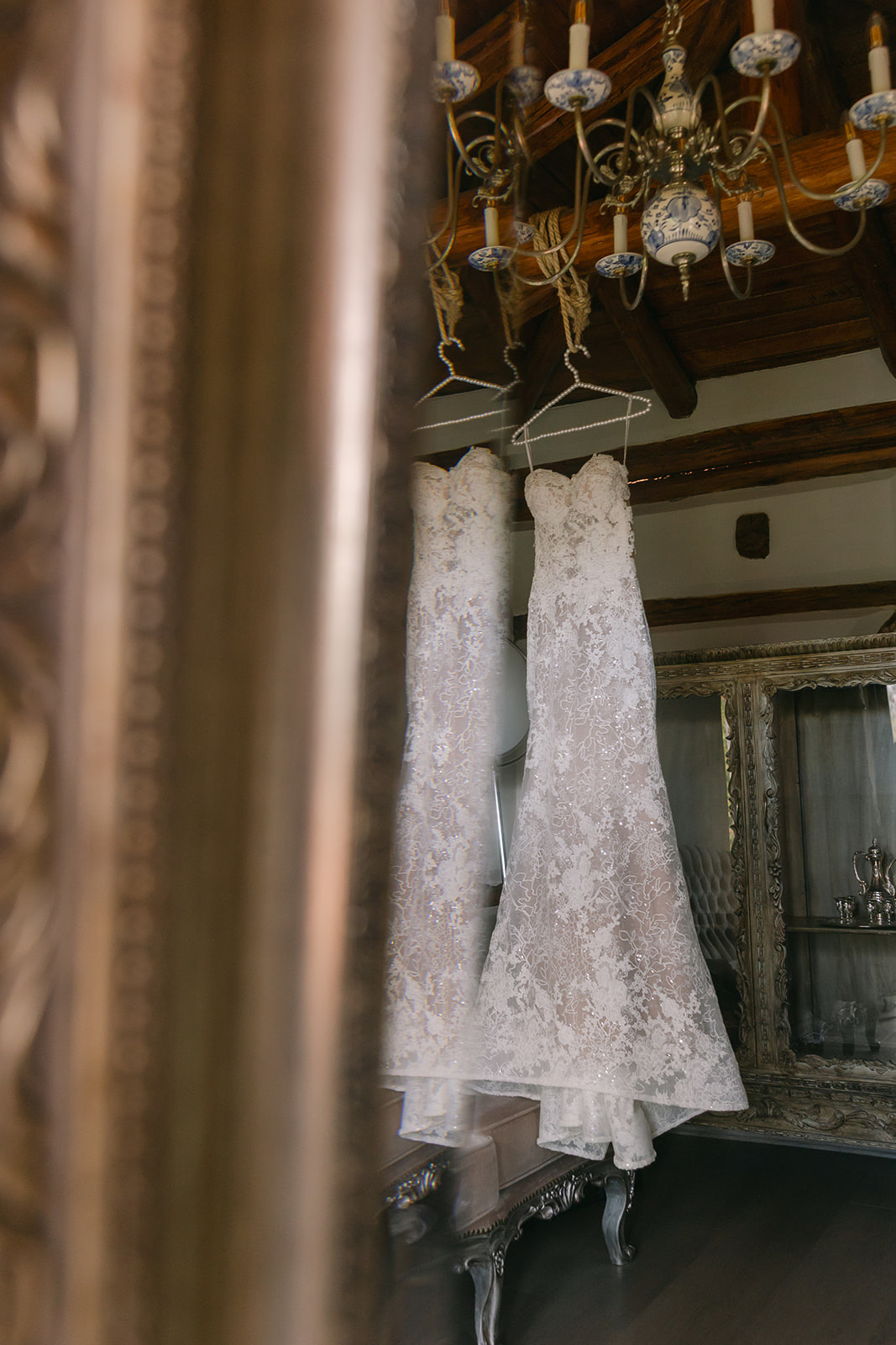 Vestidos de novia colgados antes de la ceremonia
