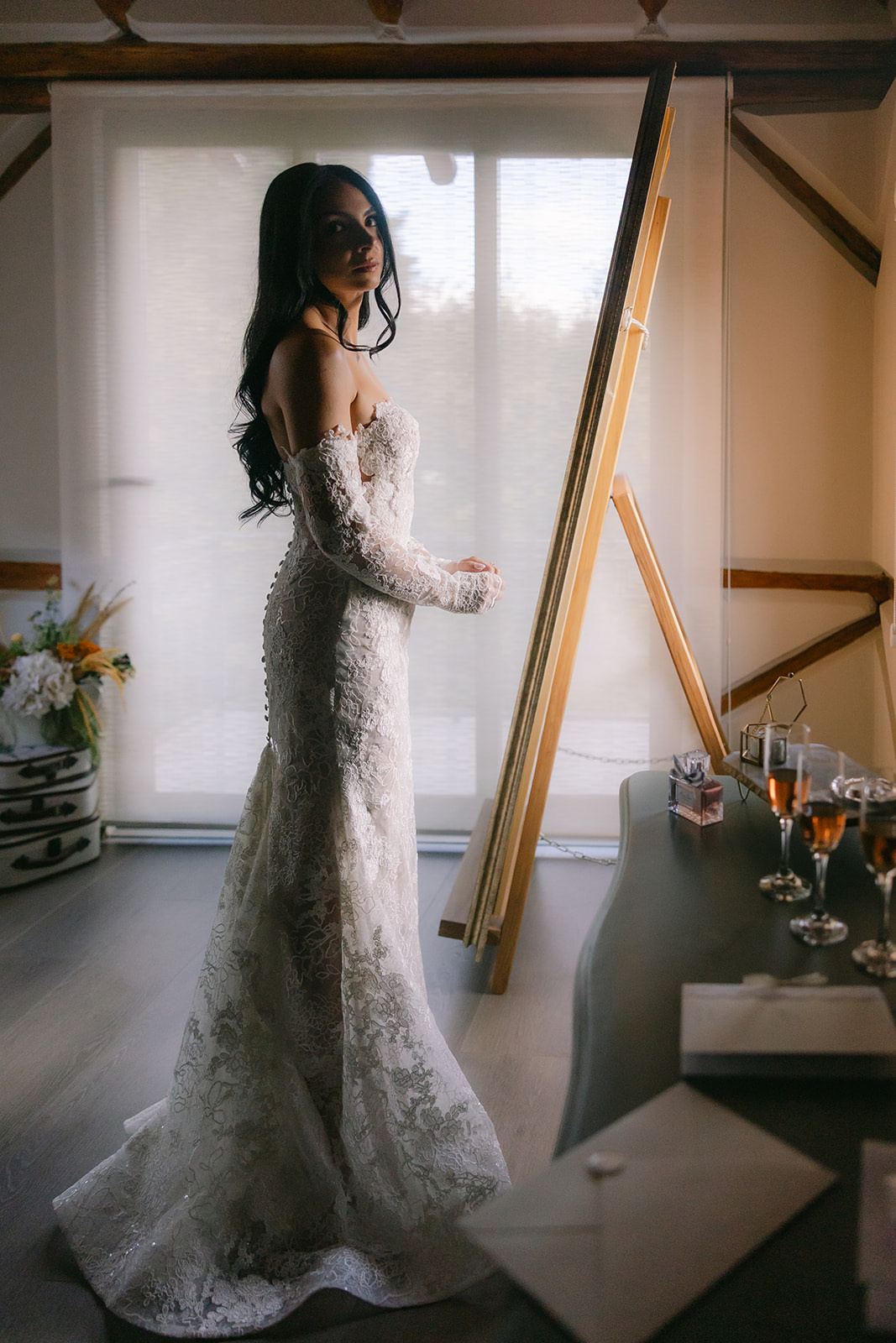 Novia junto a la ventana antes de la ceremonia