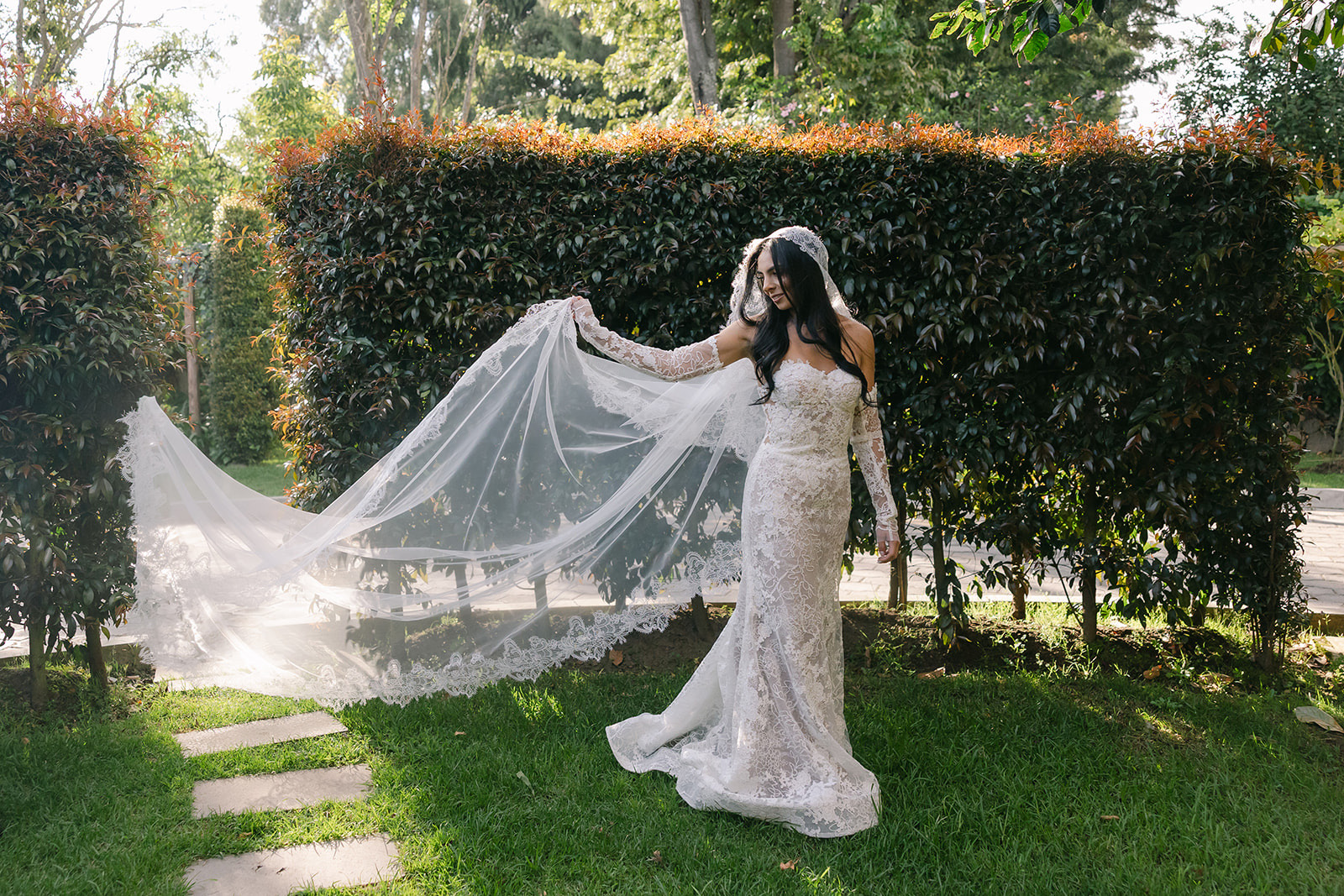 Novia en jardín al atardecer