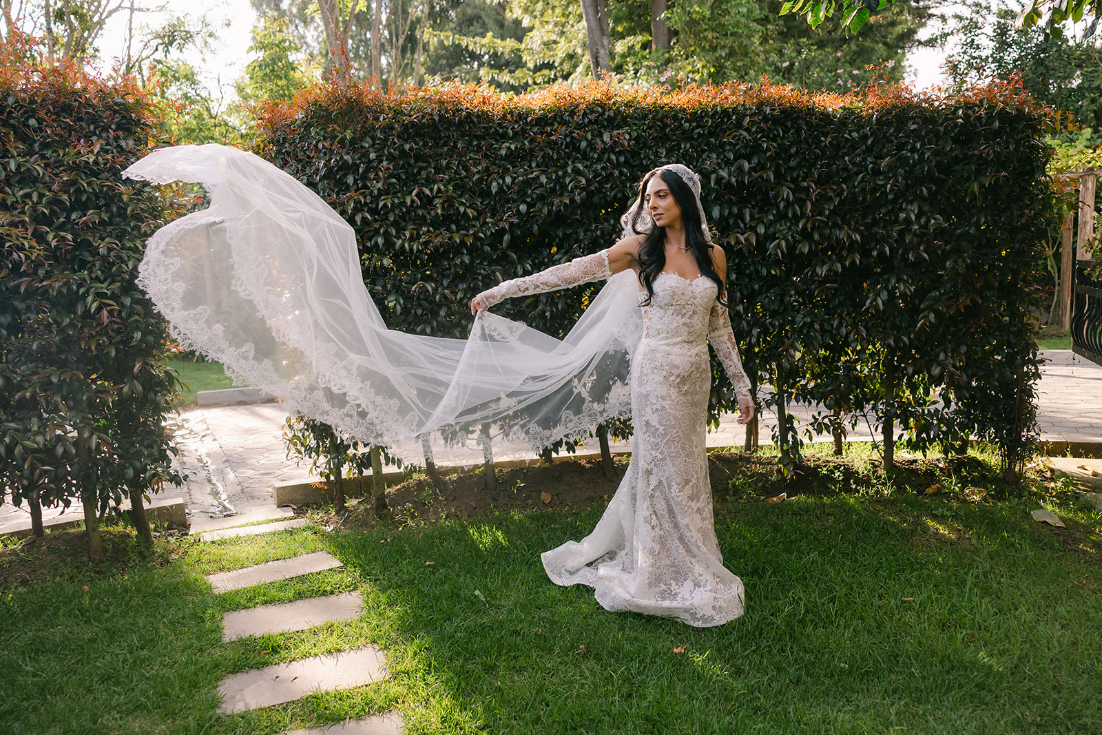 Velo de novia ondeando en el jardín
