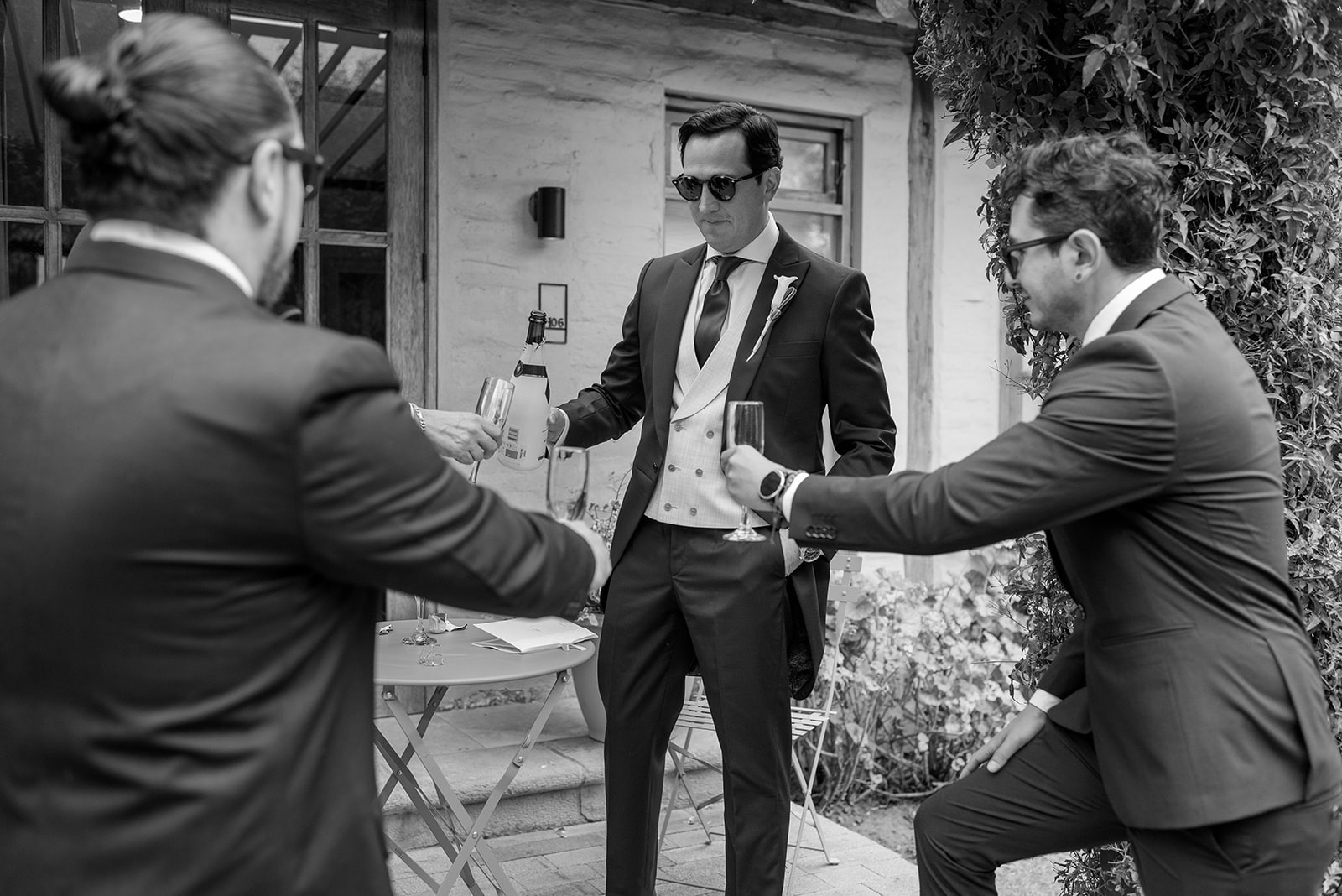 Padrinos abrazándose antes de la ceremonia