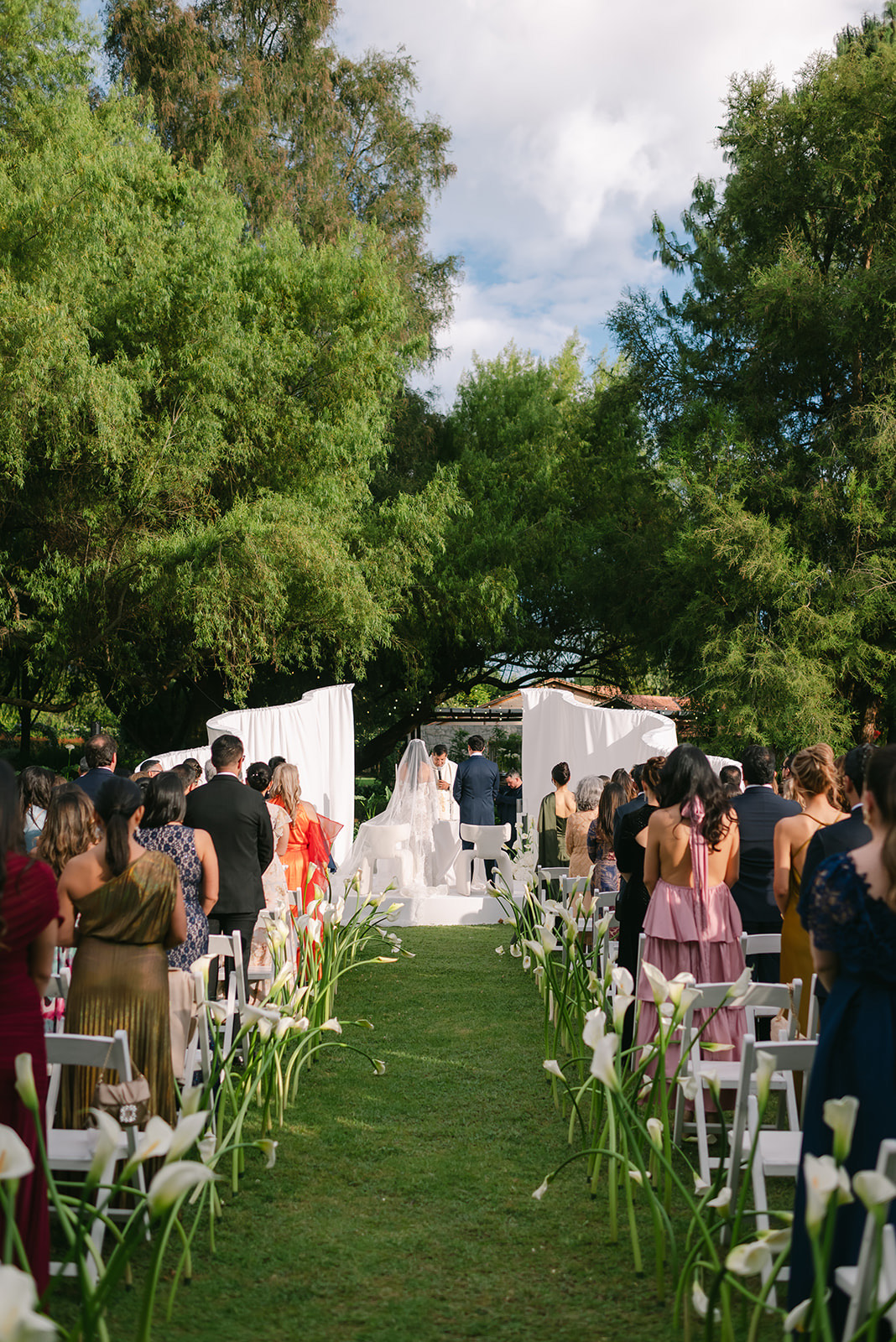Invitados durante la ceremonia al aire libre