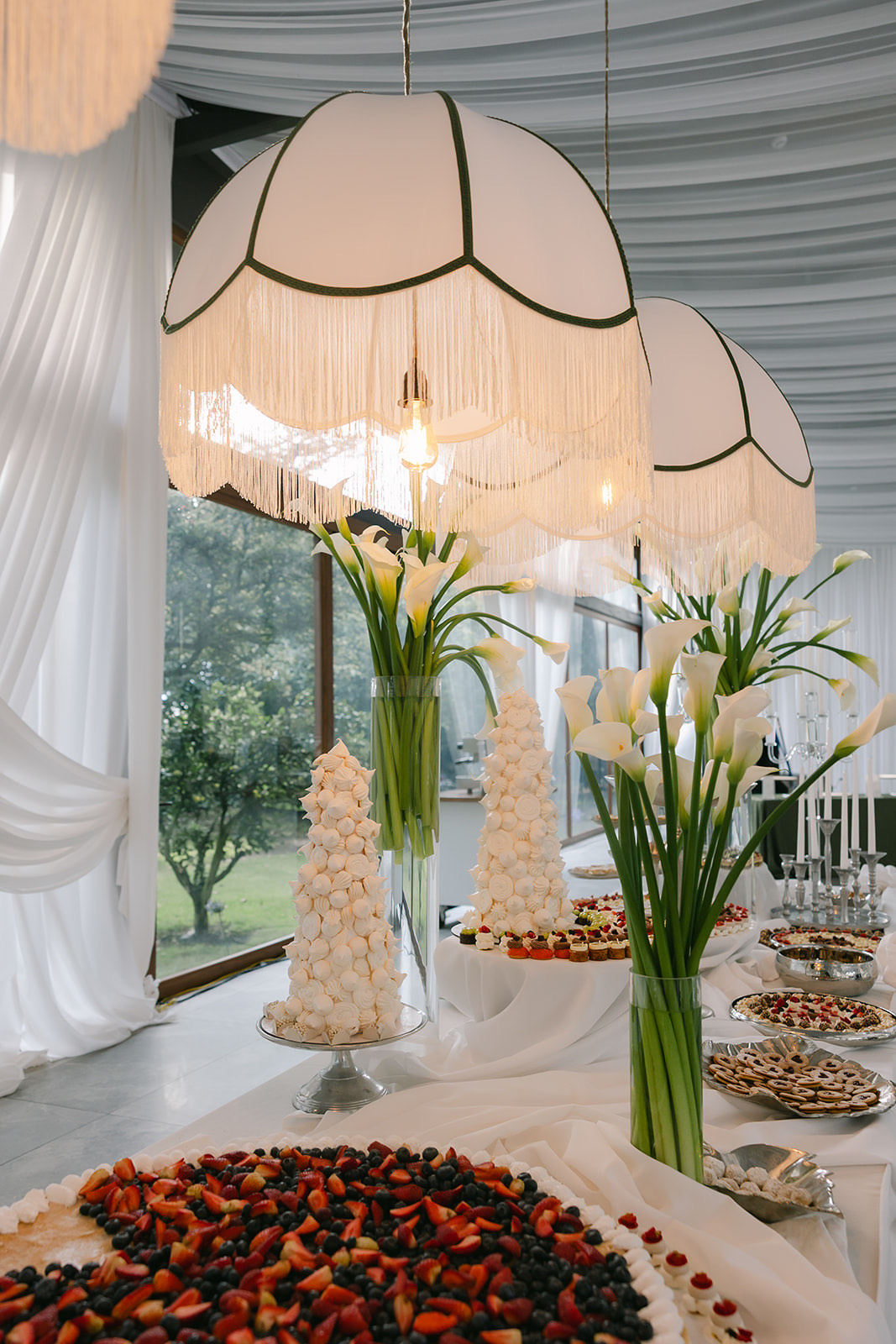 Mesa de postres con candelabros y flores