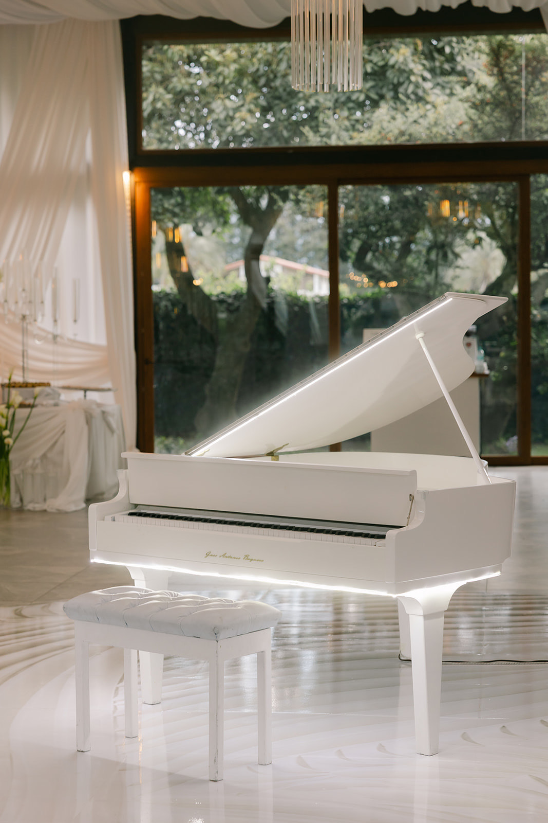Piano blanco decorado para la recepción