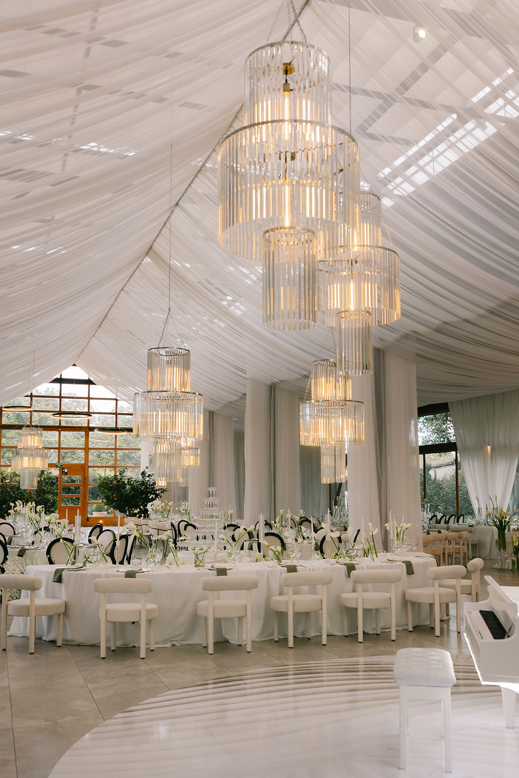 Mesa de recepción con candelabros y flores