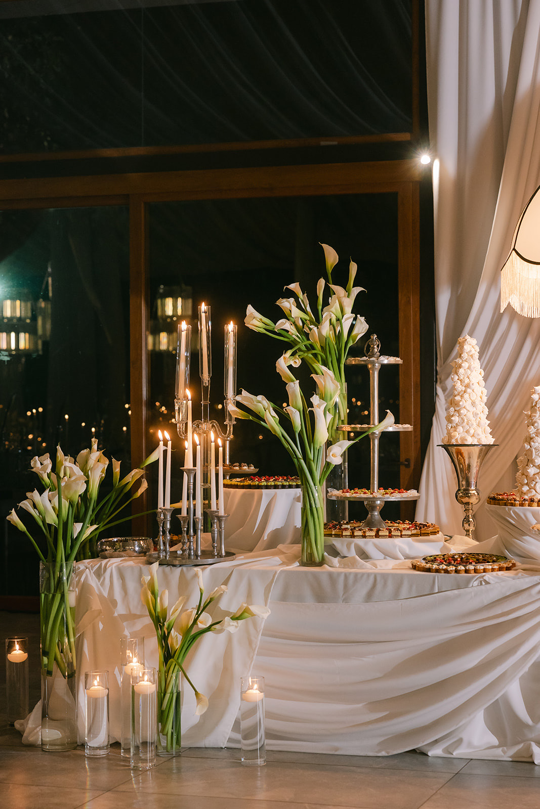 Centro de mesa con velas y flores blancas