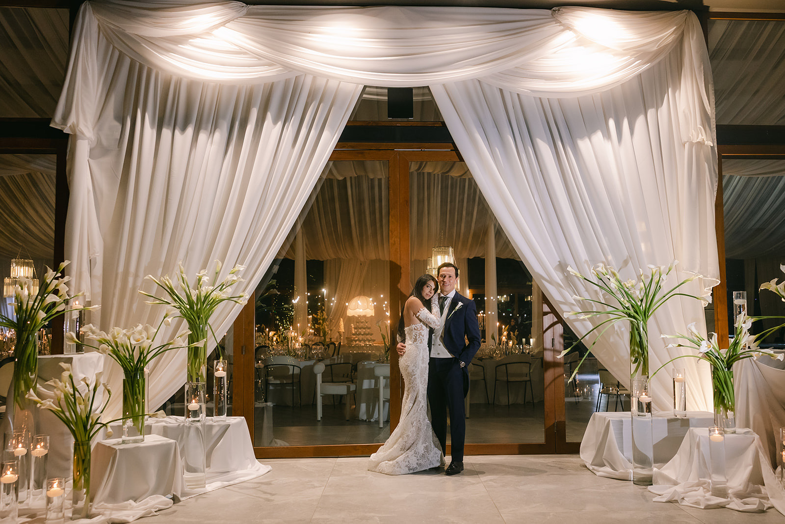 Novios entrando a la recepción bajo el arco decorado