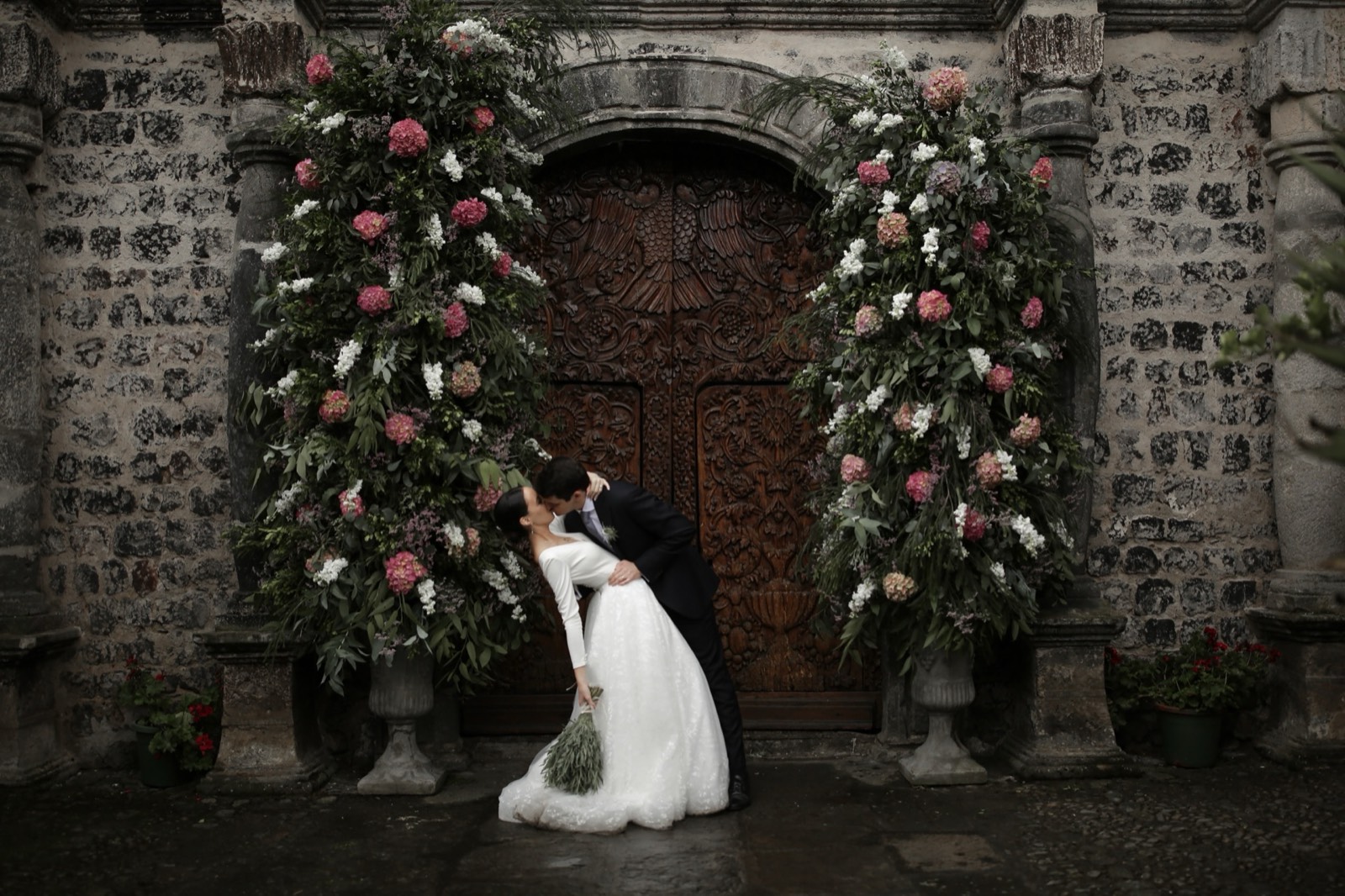 Retrato de novia junto a columnas