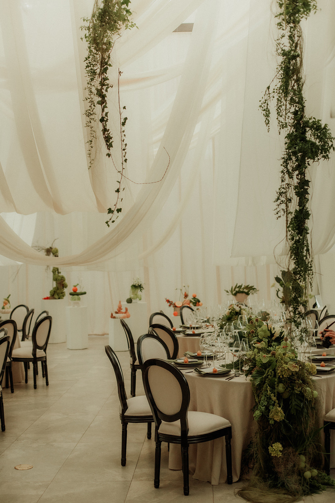 Estructura de ceremonia decorada con follaje colgante