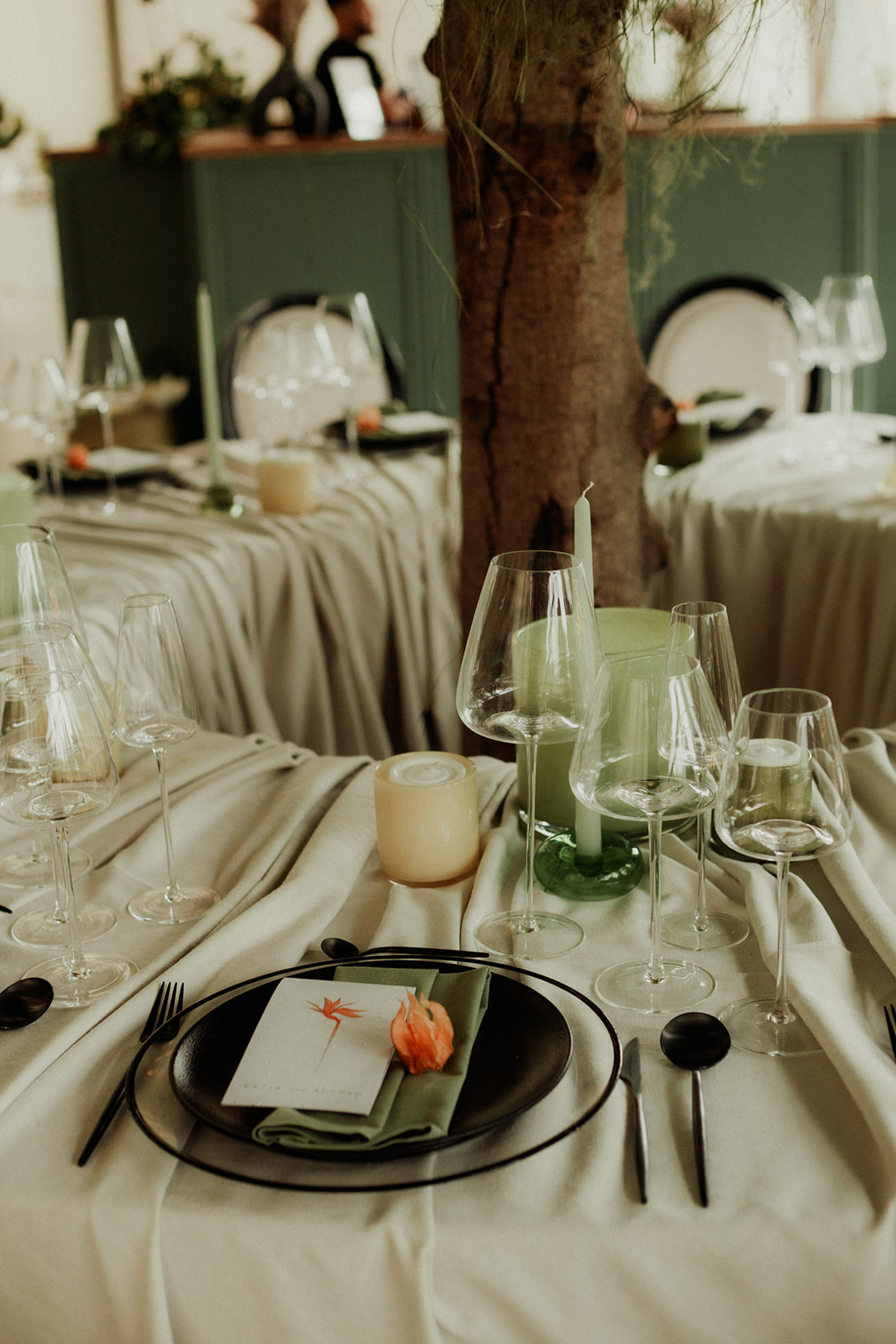 Detalle de montaje de mesa con vajilla negra