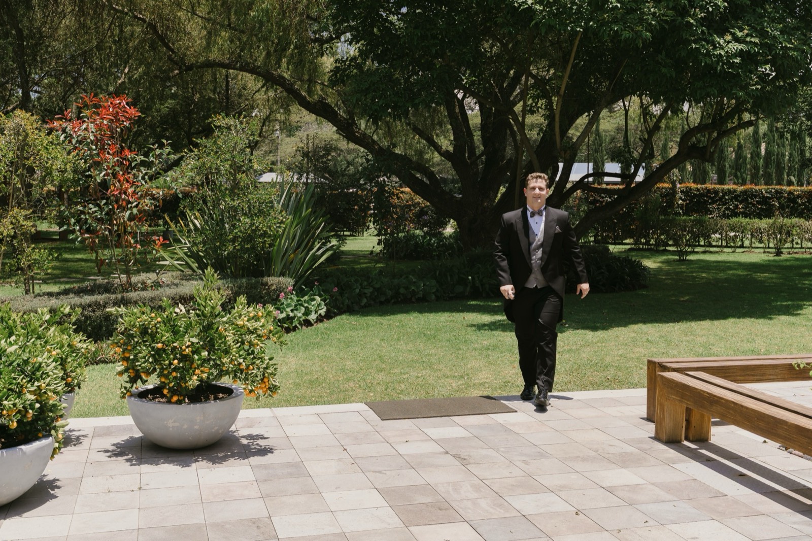 Novio caminando en los jardines de Villa Pietra