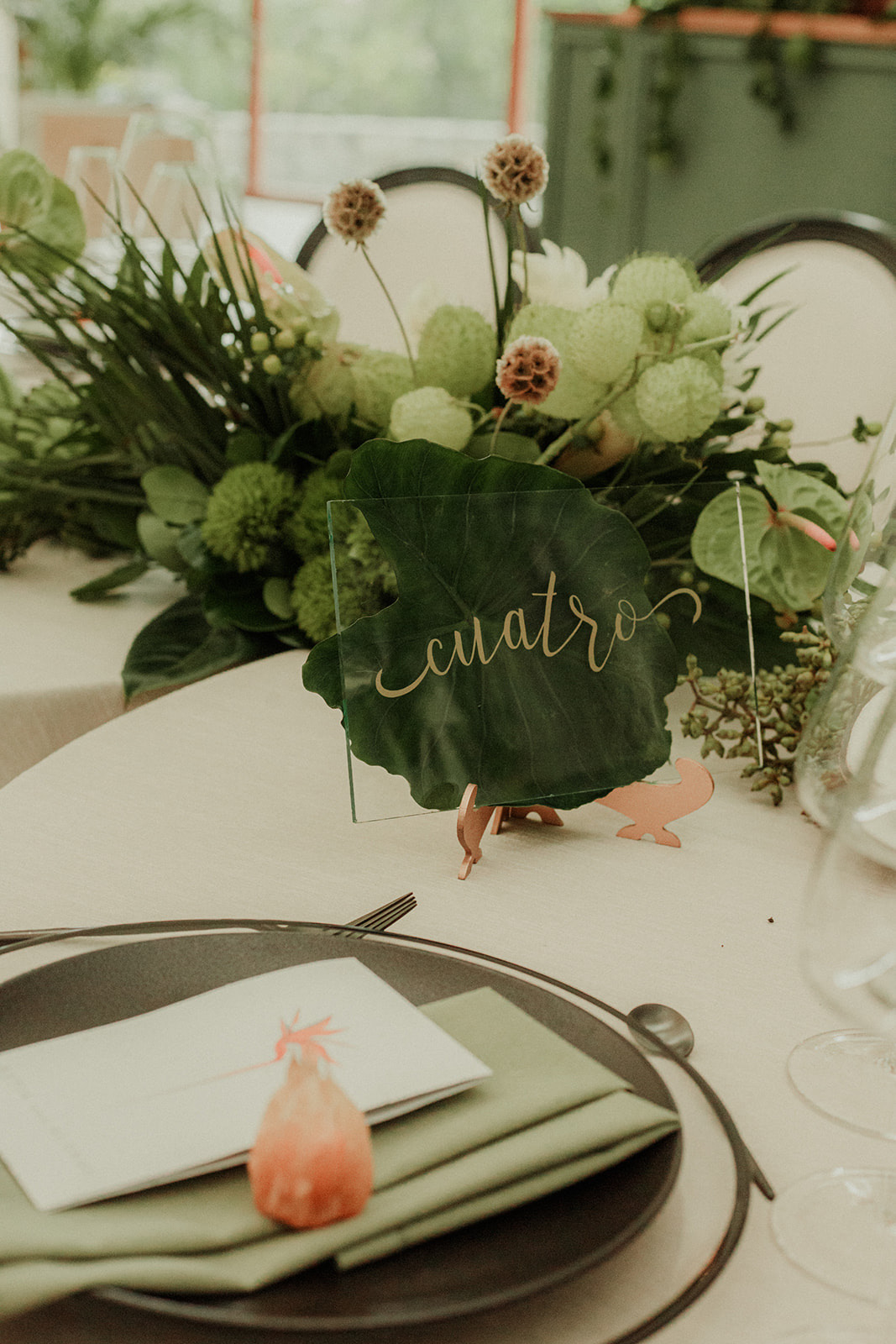 Centro de mesa floral con tarjeta de lugar