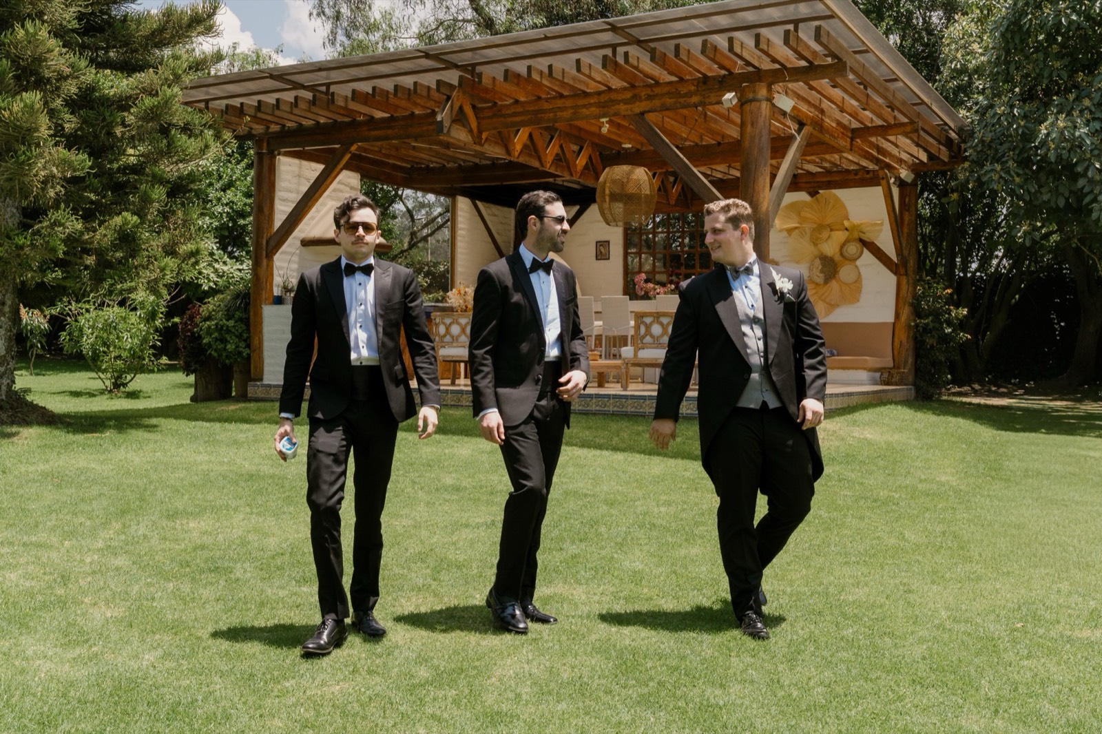 Padrinos de boda junto a la piscina de Villa Pietra