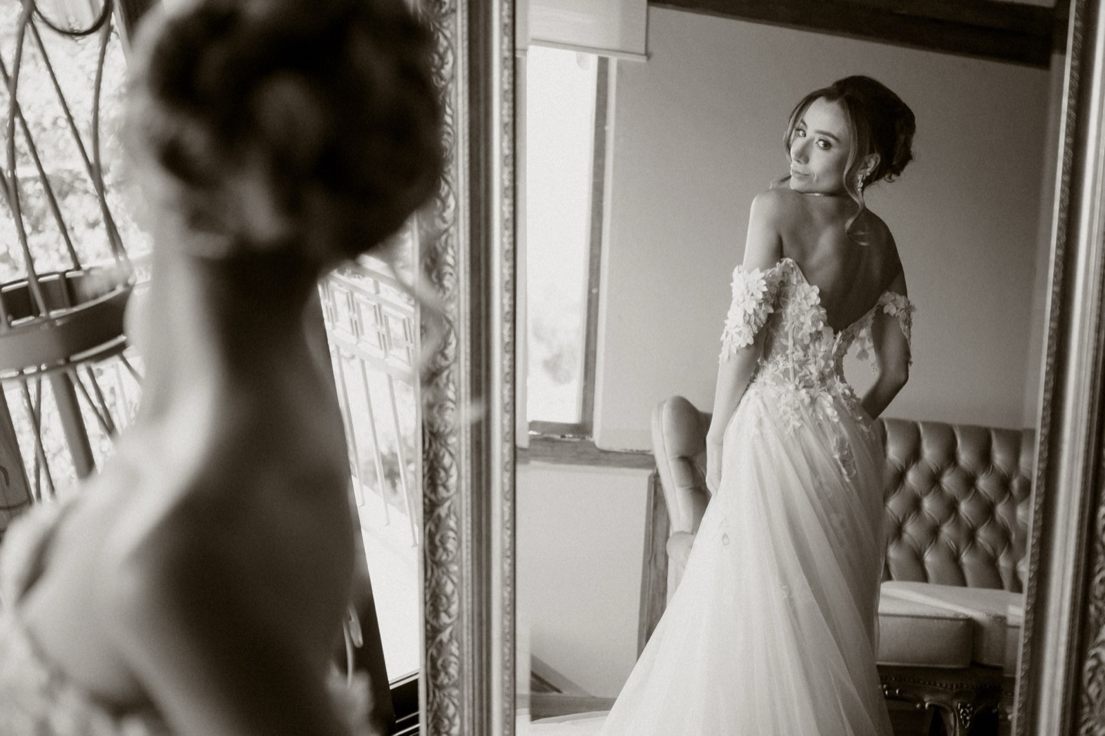 Retrato de la novia junto al espejo