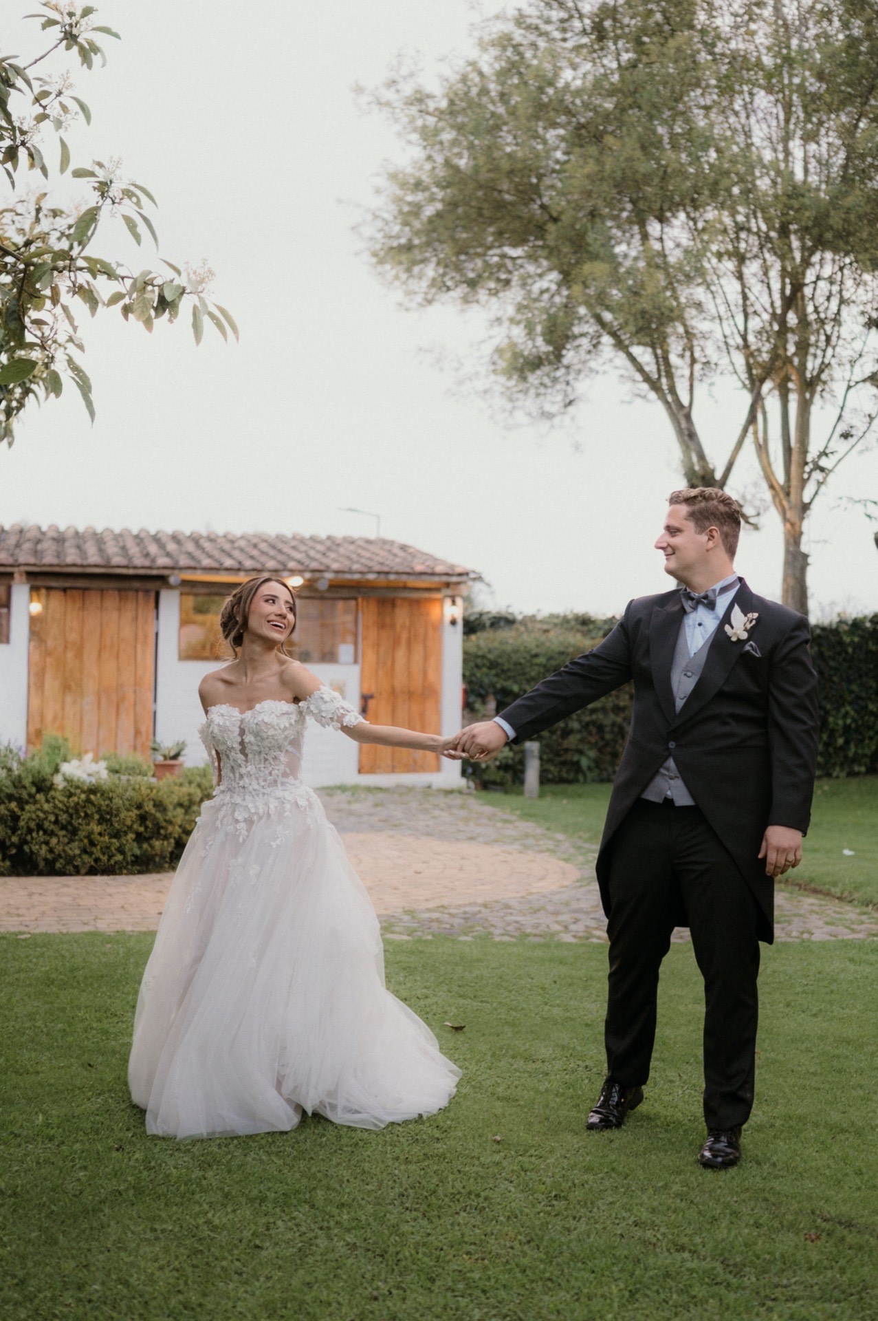 Primer encuentro entre los novios en el jardín