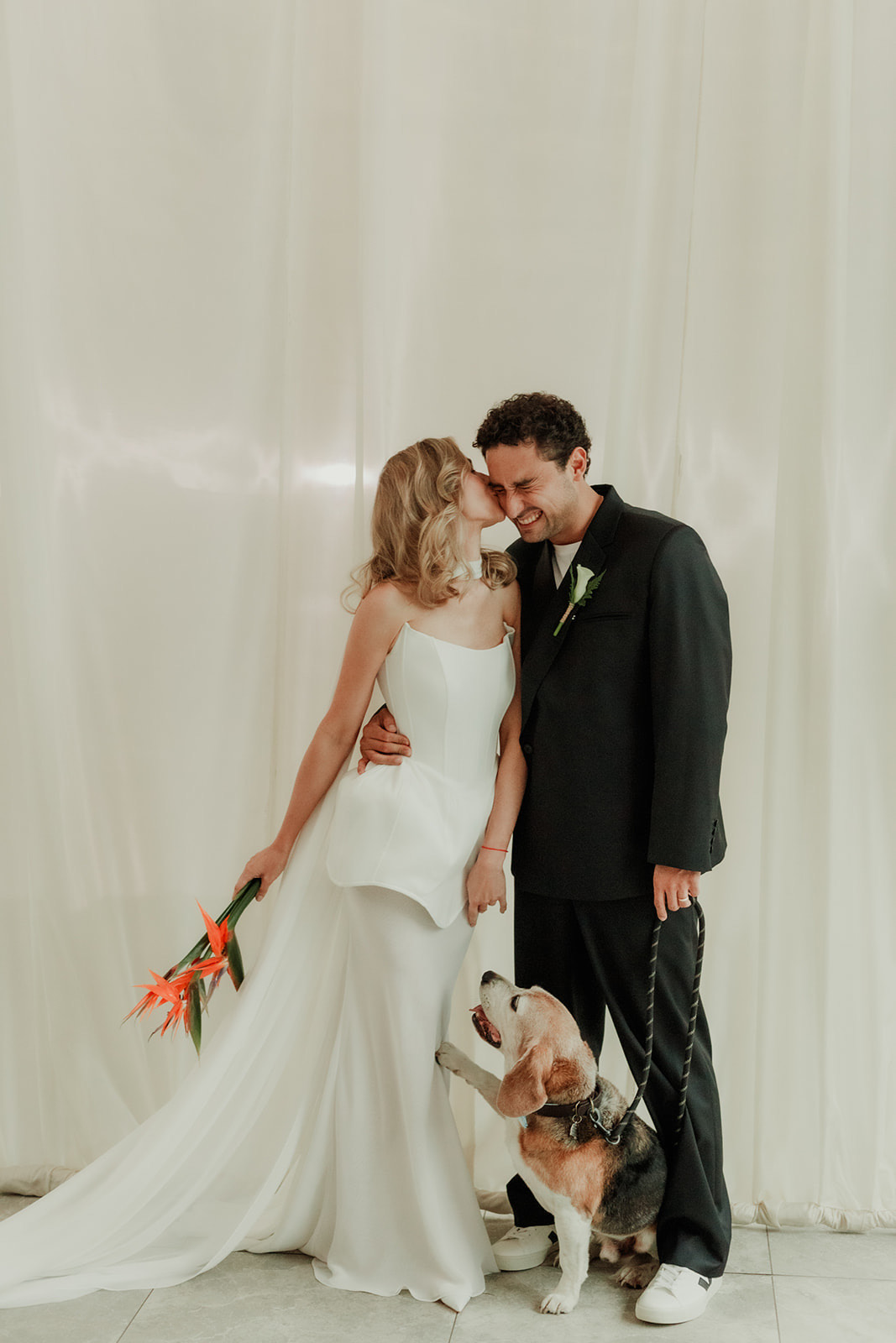 Novios con su mascota