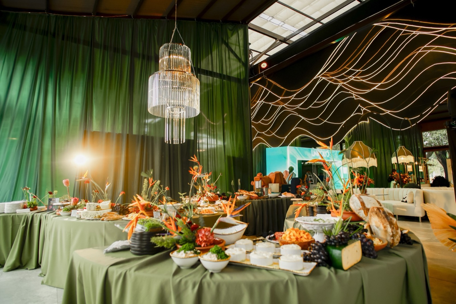 Mesa de recepción con tonos otoñales