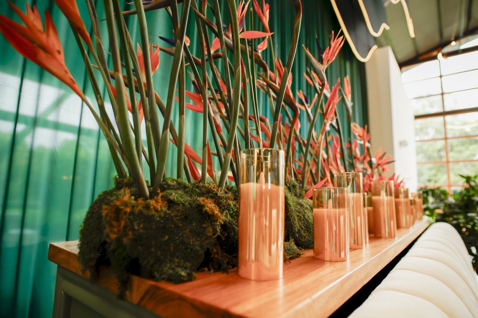 Lounge decorado con flores tropicales en tonos rojos