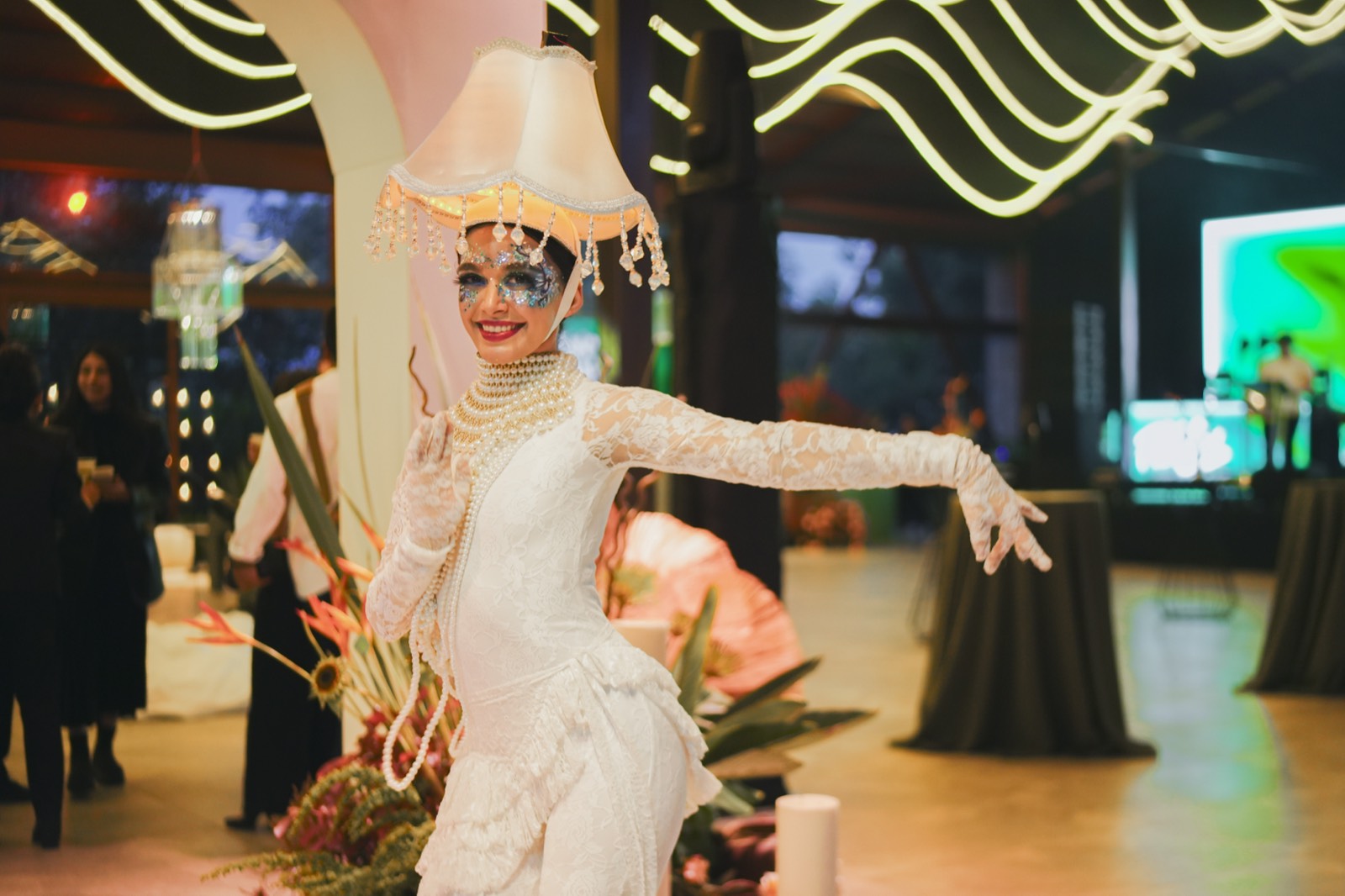 Performer con vestuario blanco escénico