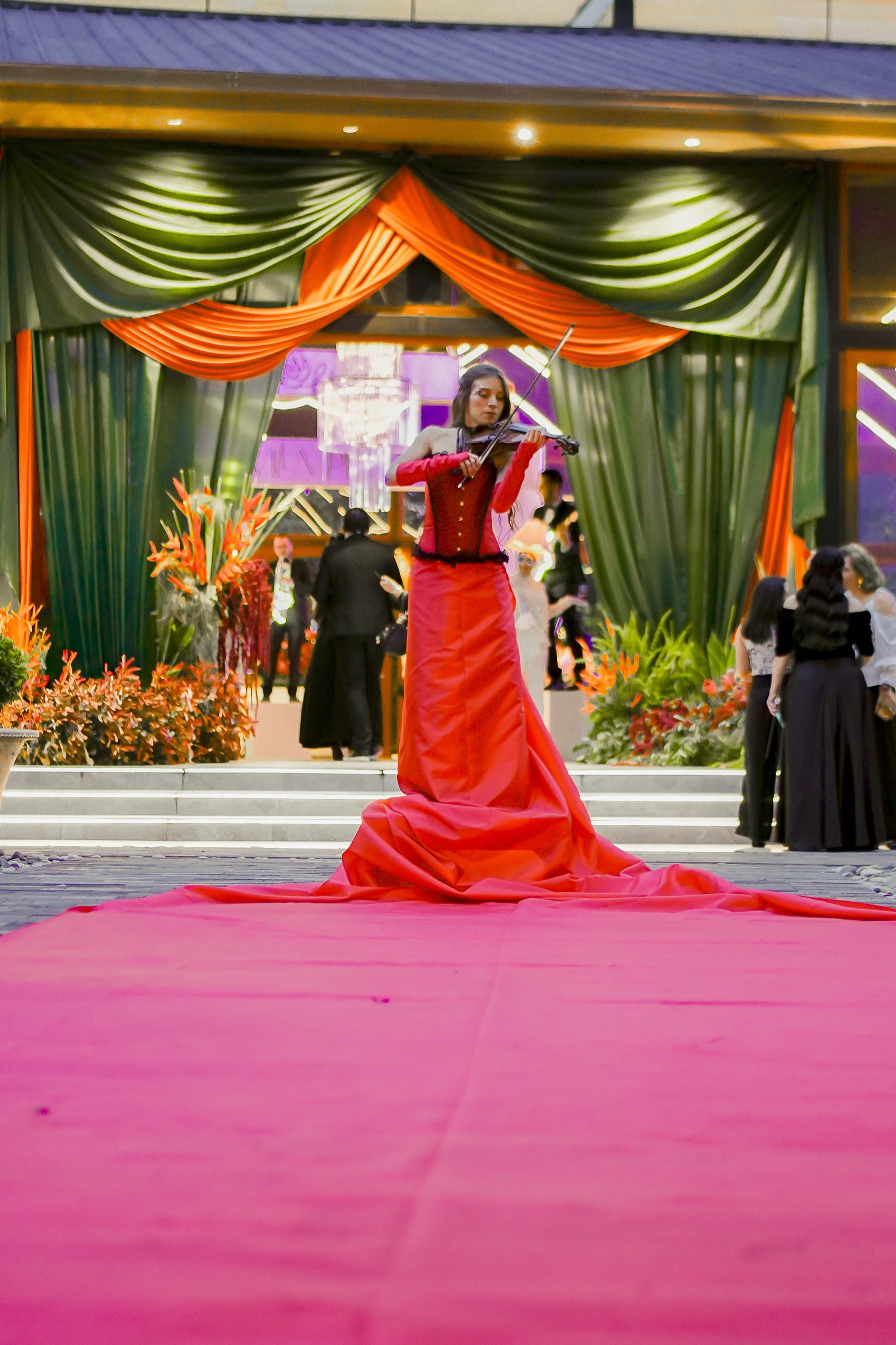 Presentación de gala con escenografía en evento corporativo