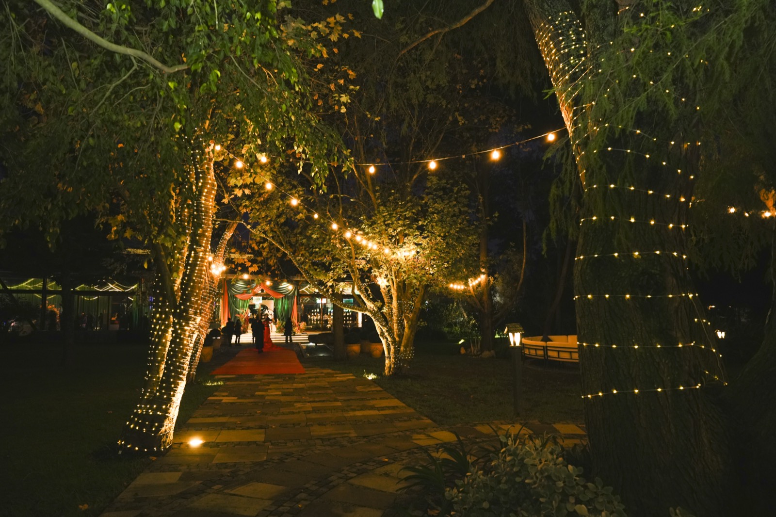 Camino de jardín iluminado con luces cálidas
