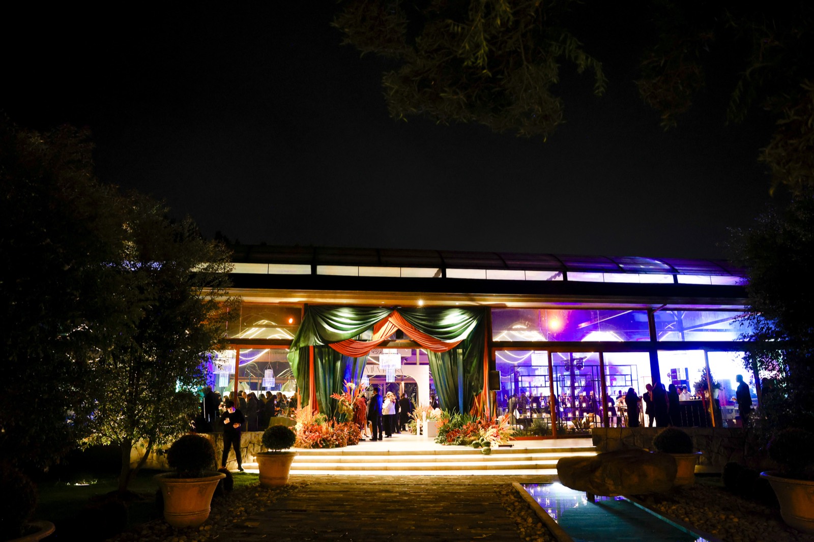 Villa Pietra iluminada de noche para el evento